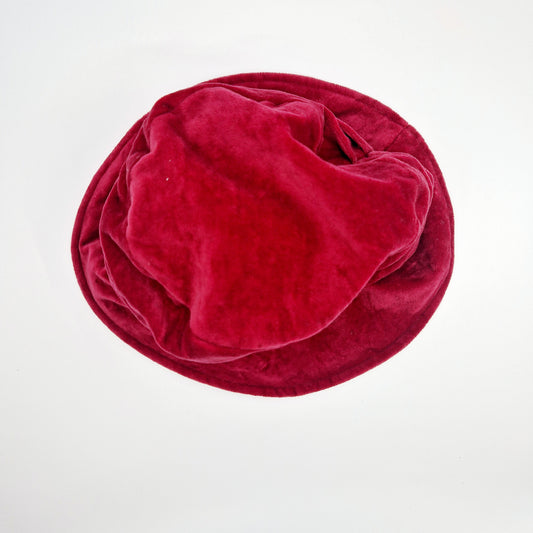Einzigartiger und nachhaltiger Vintage Hut in rot und Samt. Unique and sustrainable vintage hat in red and velvet. Above.