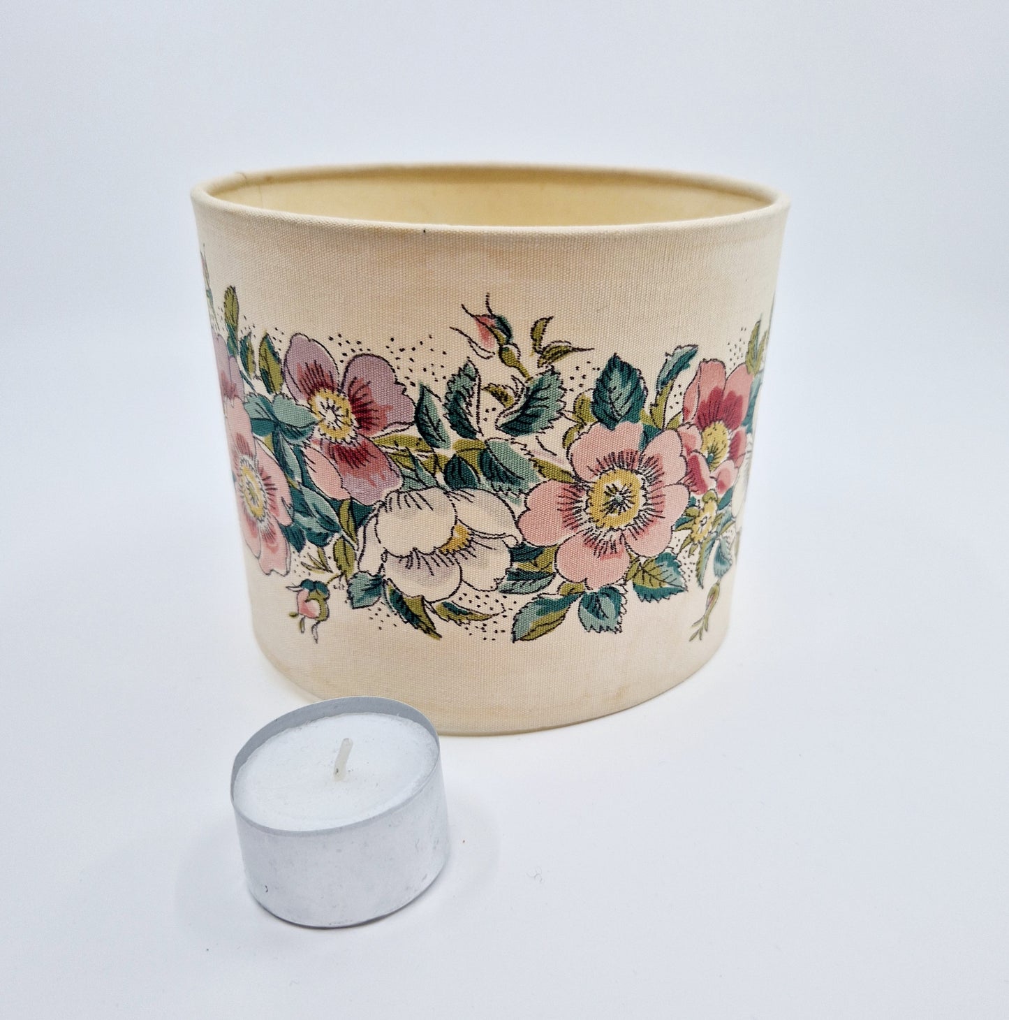 Einzigartiger und nachhaltiger Vintage Lampenschirm mit Blumen. Unique and sustainable vintage lamp shade with flowers. Token of scale.