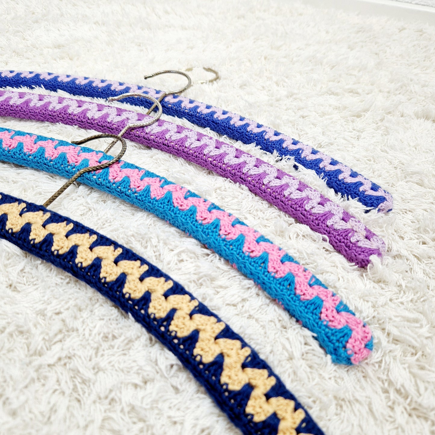 Einzigartige und nachhaltige Vintage Kleiderbügel in blau. Unique and sustainable vintage hanger in blue. Close-up 3.