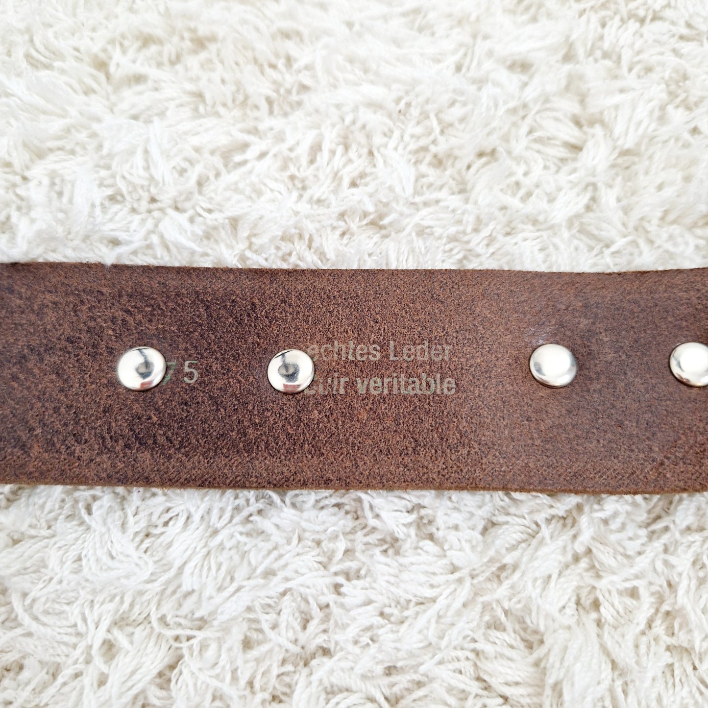 Einzigartiger und nachhaltiger Vintage Gürtel in braun mit Alpszenen. Unique and sustainable vintage belt with alpine scenes. Inside.