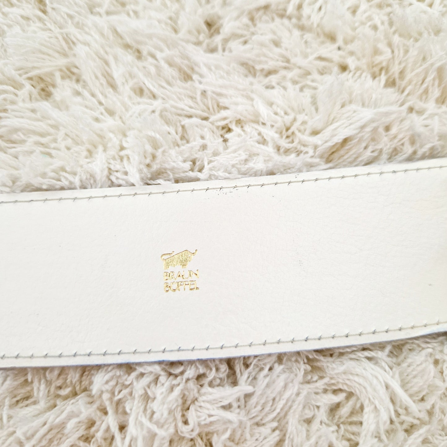 Einzigartiger und nachhaltiger Vintage Gürtel in weiss mit Schlange. Unique and sustainable vintage belt in white with snake. Inside.