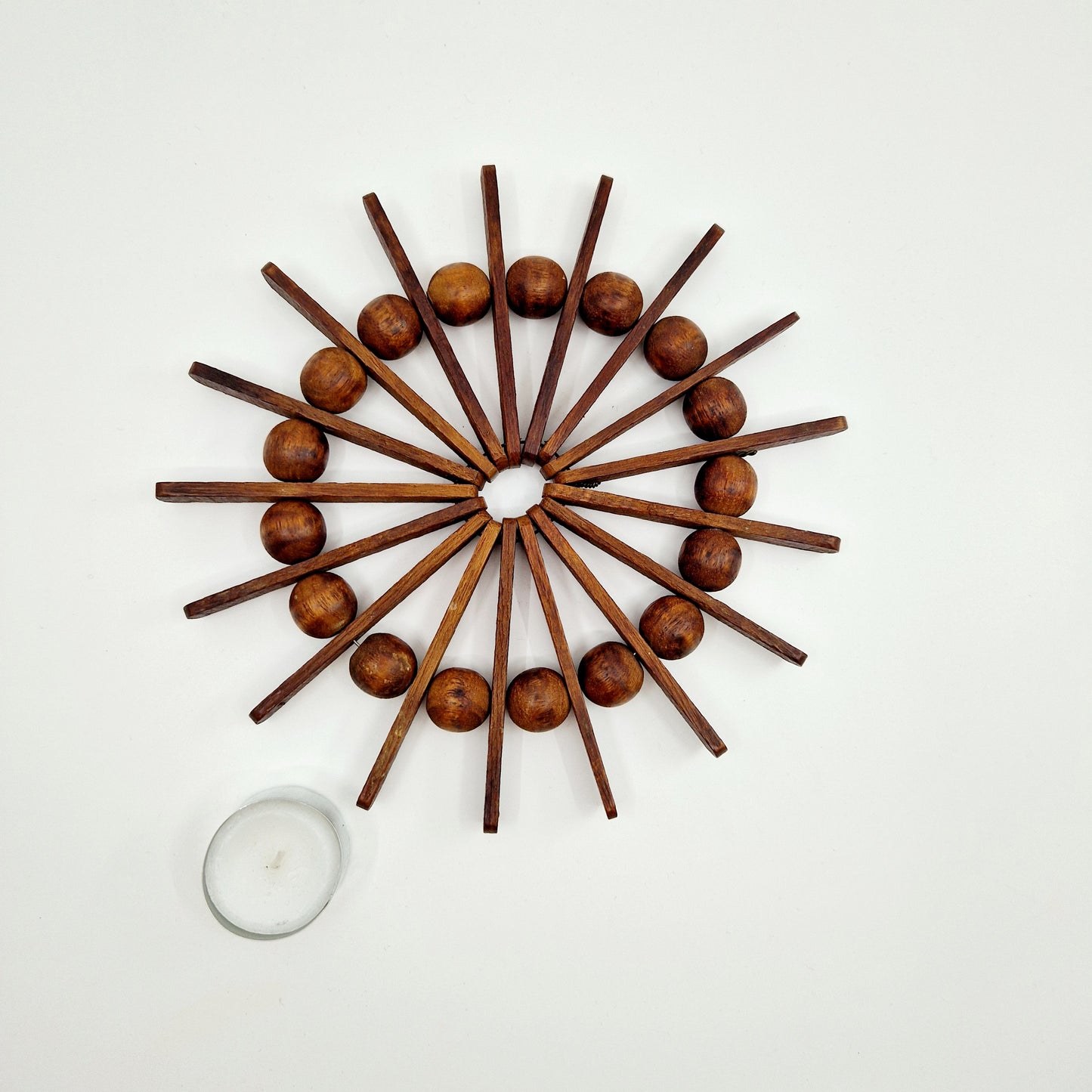 Einzigartiger und nachhaltiger Vintage Topfuntersetzer in Holz. Unique and sustainable vintage pan trivet in wood. Token of scale.