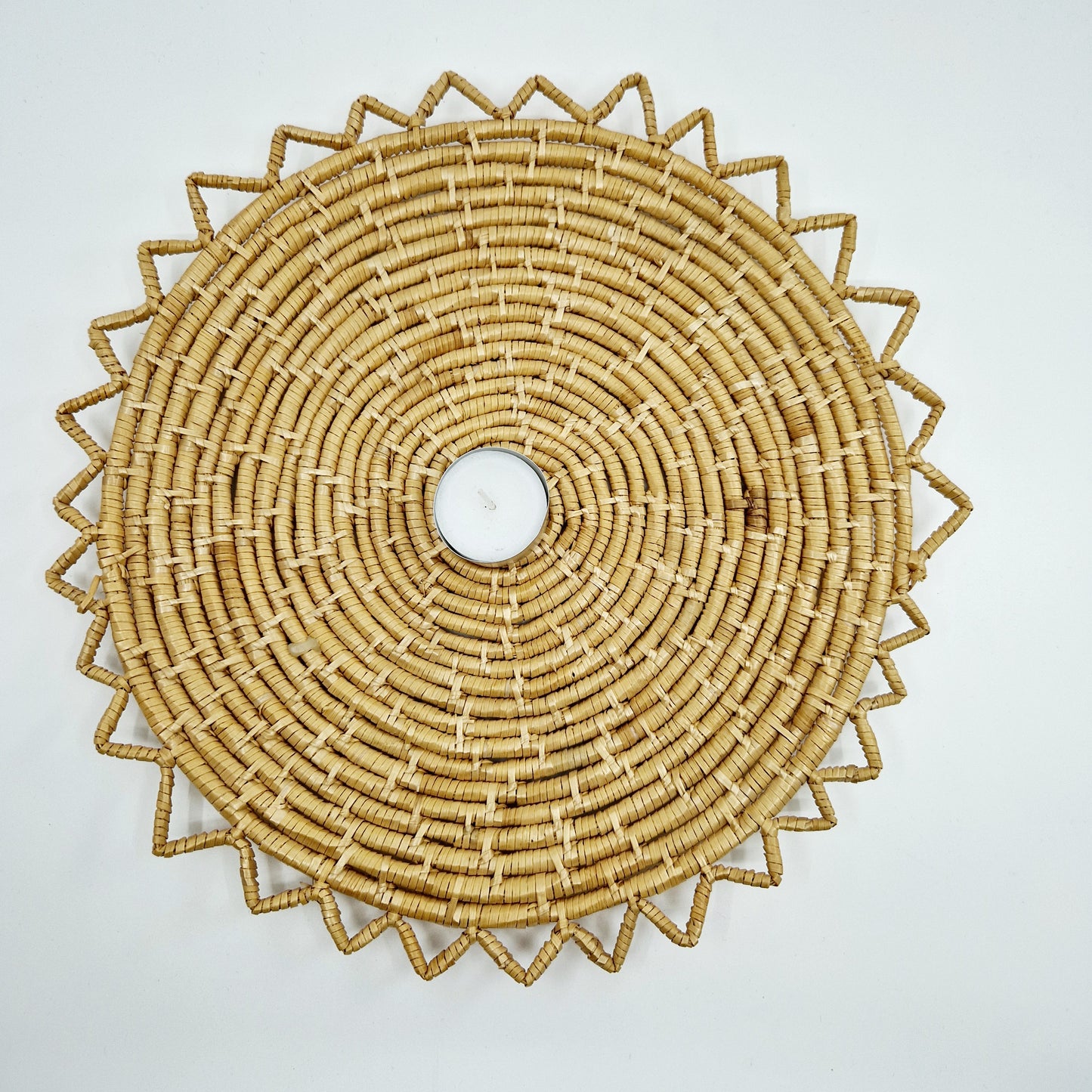 Einzigartiger und nachhaltiger Vintage Topfuntersetzer. Unique and sustainable vintage pan trivet. Token of scale.