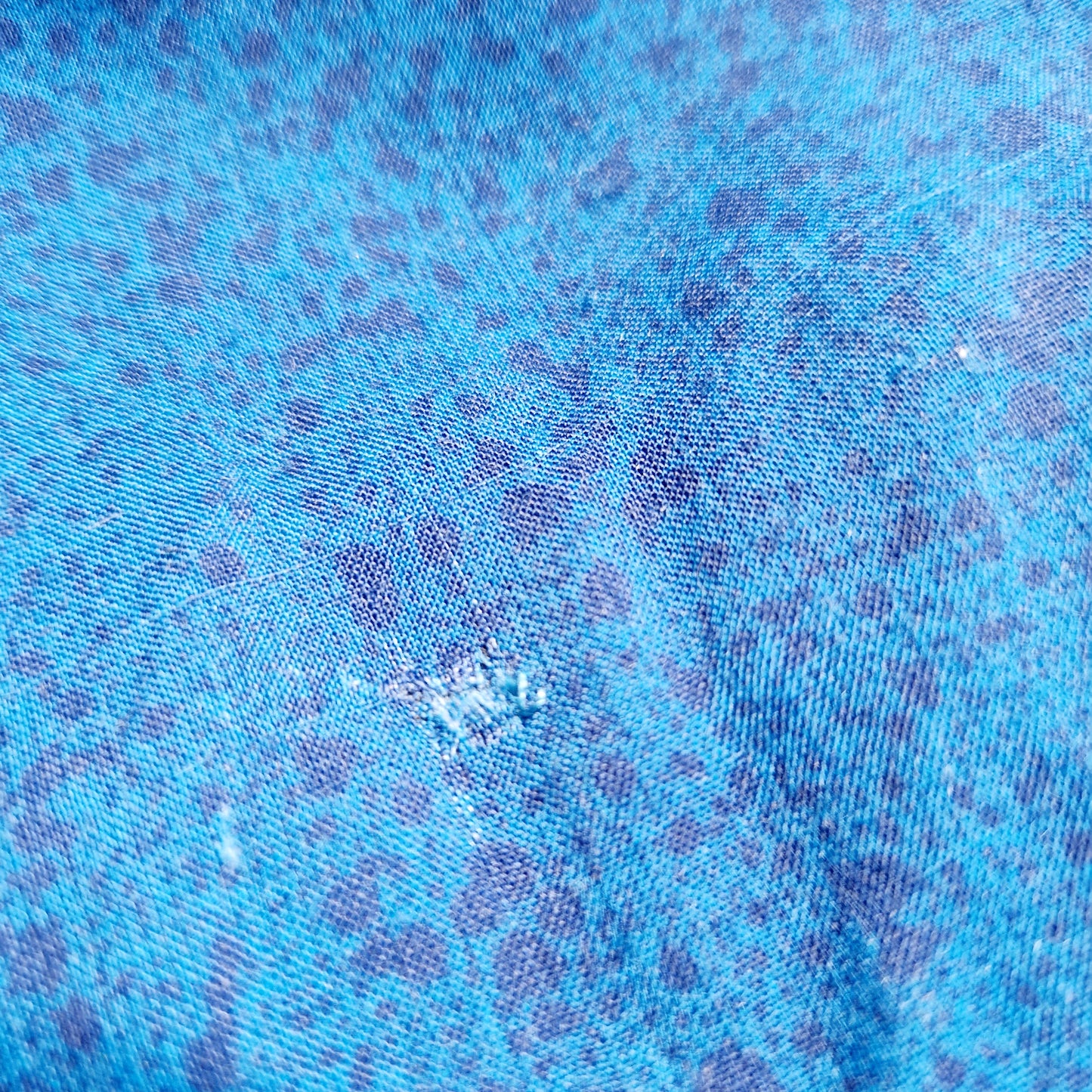 Einzigartiges und nachhaltiges Vintage Kleid in blau mit Zweigen. Unique and sustainable vintage dress in blue with branches. Repair.