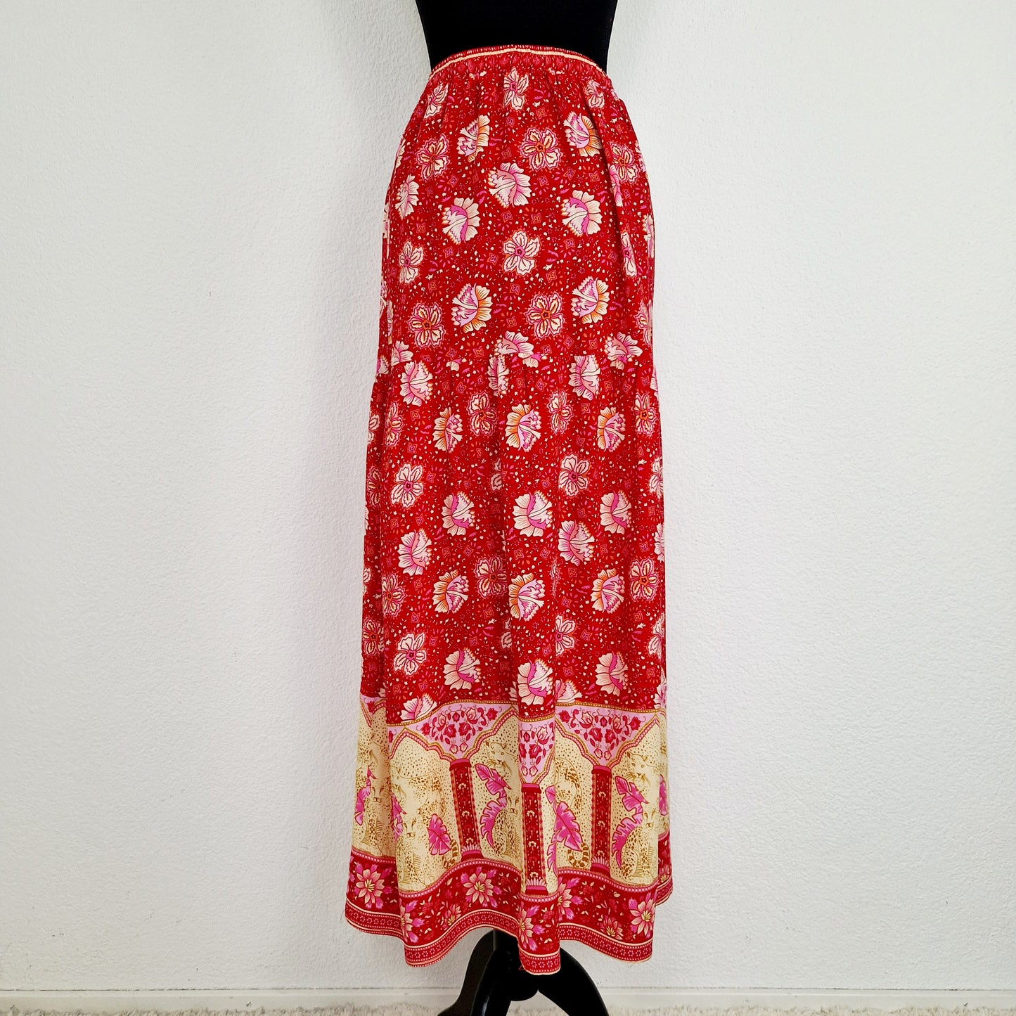 Einzigartiger und nachhaltiger Vintage Rock in rot-pink-gelb mit Blumen und Jaguar. Unique and sustainable vintage skirt in red-pink-yellow with flowers and jaguar. Back.
