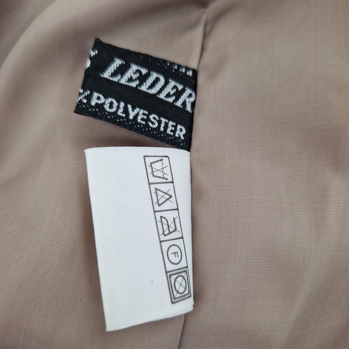 Einzigartige und nachhaltige Vintage Lederjacke in taupe. Unique and sustainable vintage leather jacket in taupe. Tag.