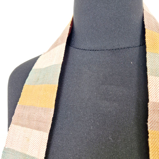 Einzigartiger und nachhaltiger Vintage Schal mit Streifen. Unique and sustainable vintage scarf with stripes. Close-up.