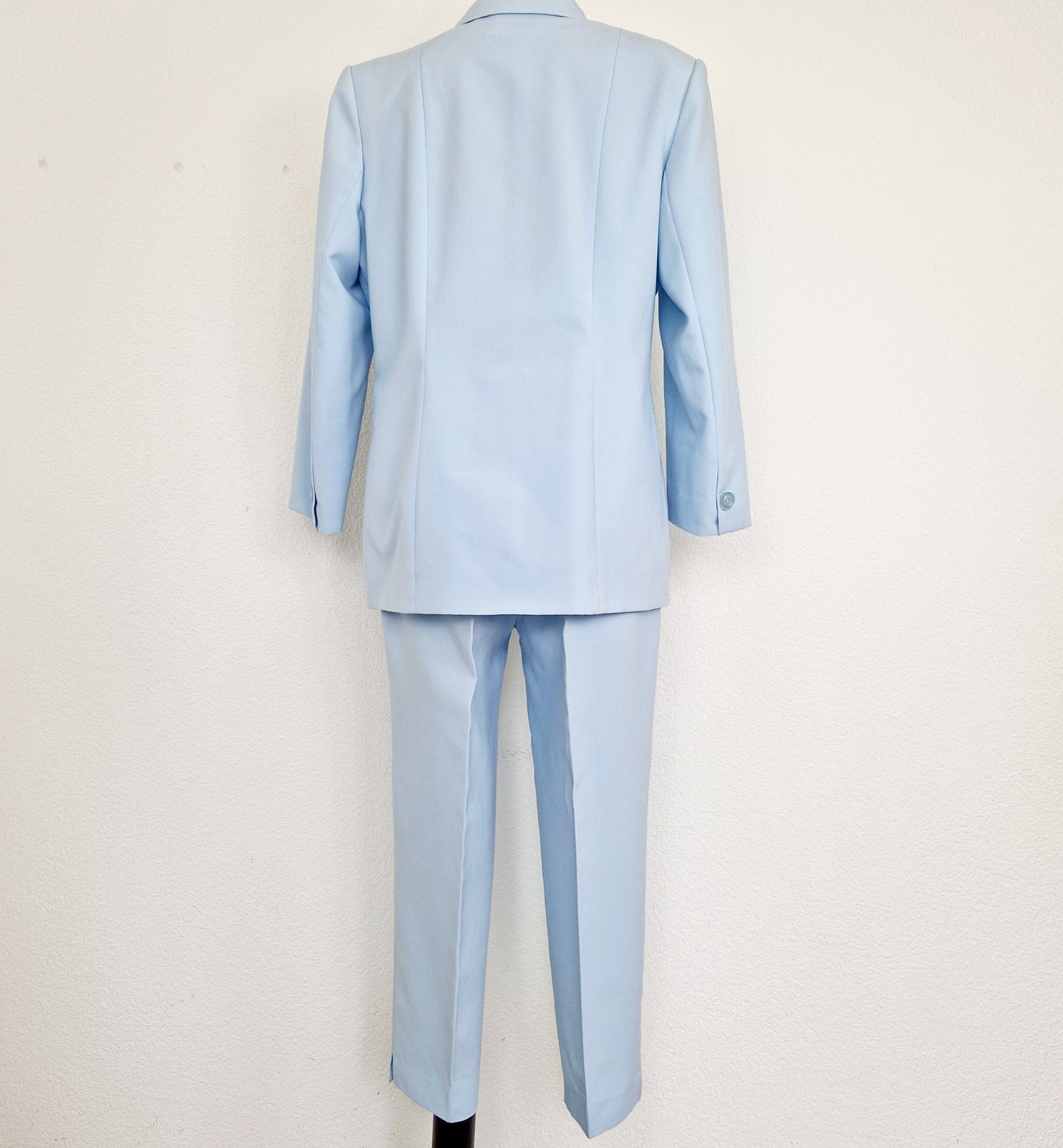 Einzigartiges und nachhaltiges Vintage Set mit Blazer und Hose in hellblau. Unique and sustainable vintage set with blazer and trousers in light blue. Back.