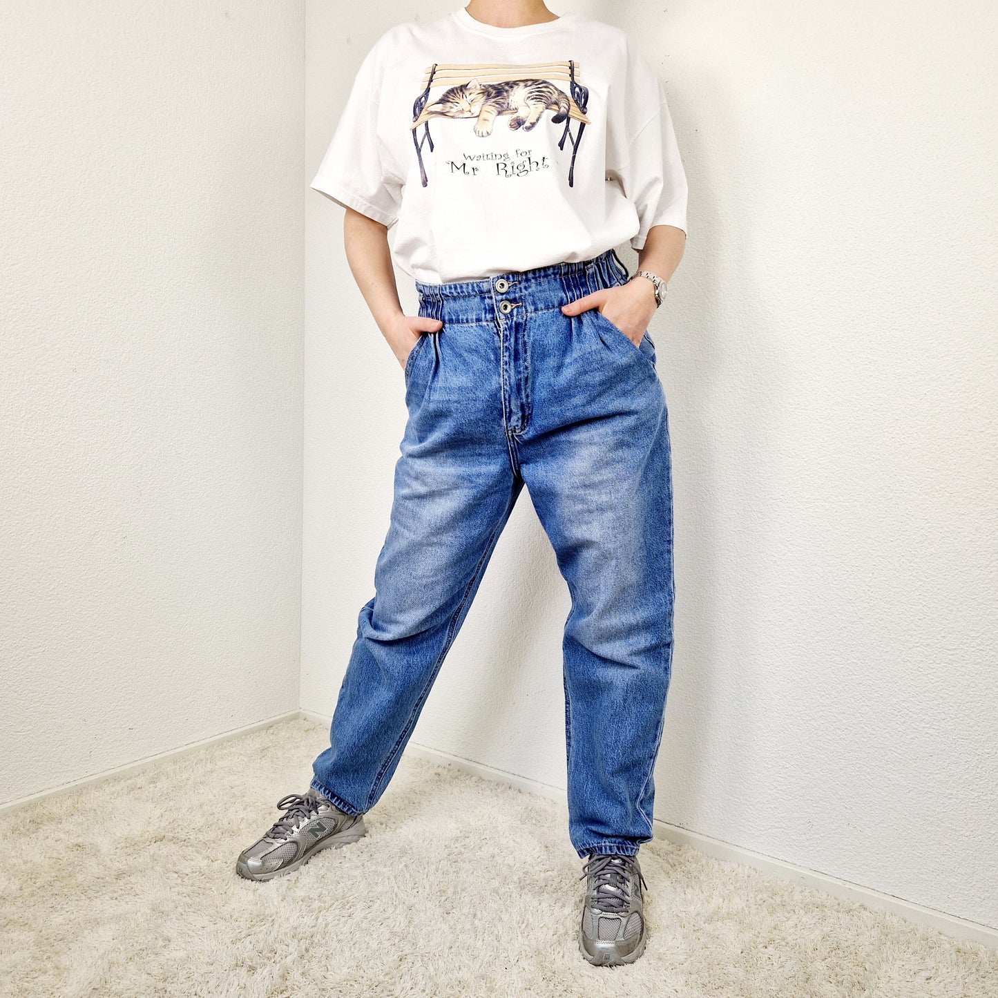 Einzigartiges und nachhaltiges Vintage T-Shirt mit Katze. Unique and sustainable vintage t-shirt with cat. Model.