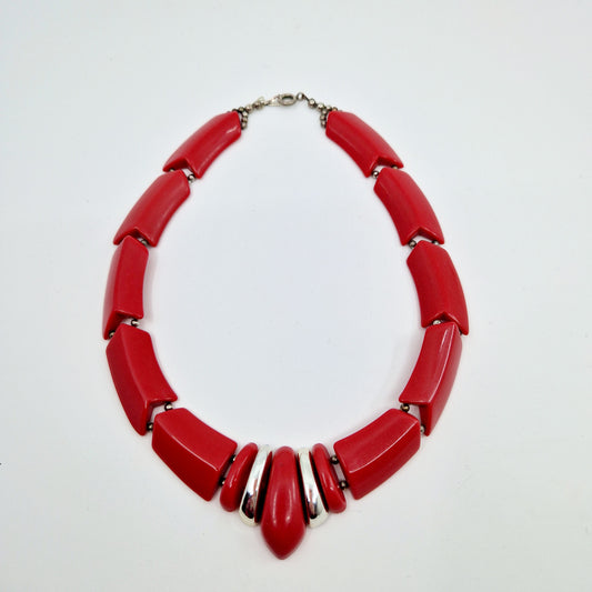 Einzigartige und nachhaltige Vintage Kette in rot. Unique and sustainable vintage necklace in red. Front.