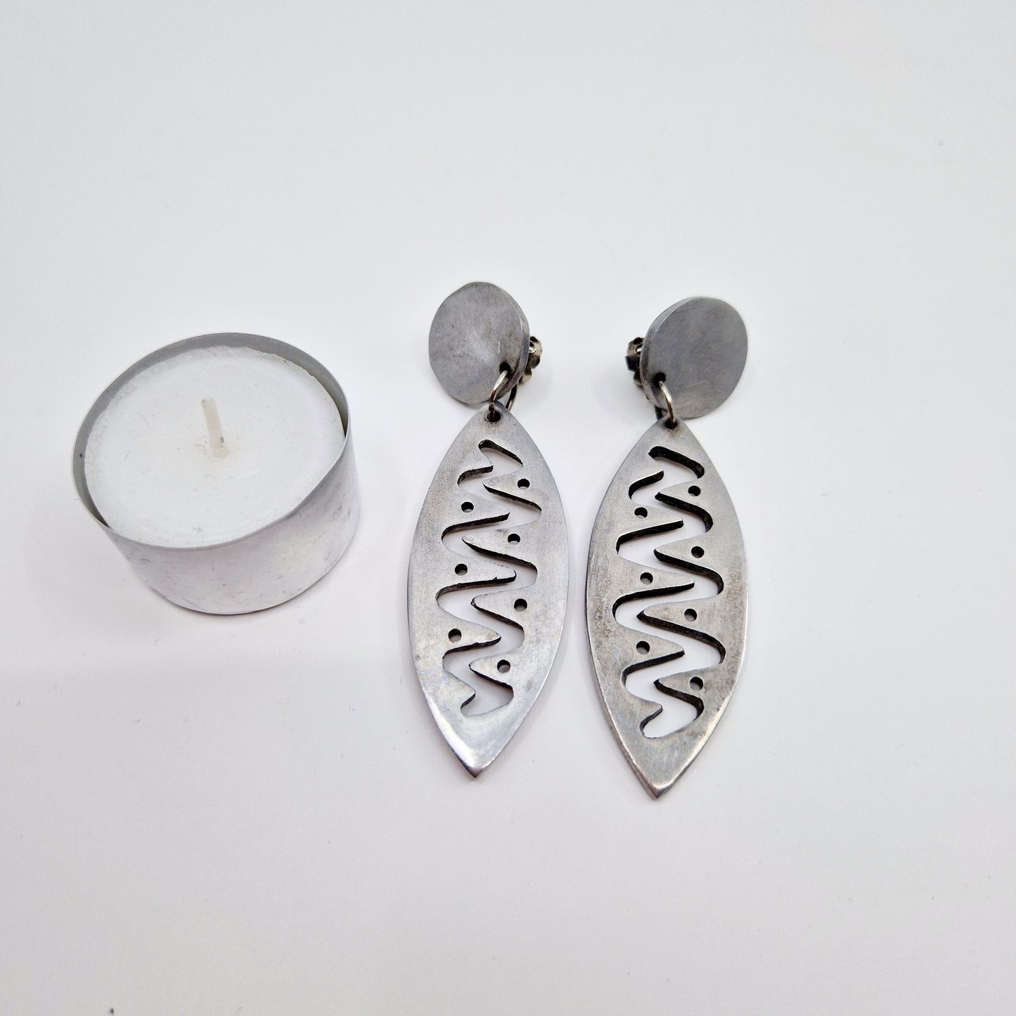 Einzigartige und nachhaltige silberne Vintage Ohrclips. Unique and sustainable vintage silver earclips. Token of scale.