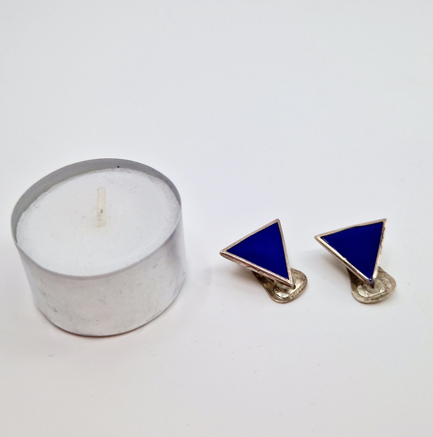 Einzigartige und nachhaltige Vintage Ohrclips in blau-silber. Unique and sustainable vintage earclips in blue-silver. Token of scale.