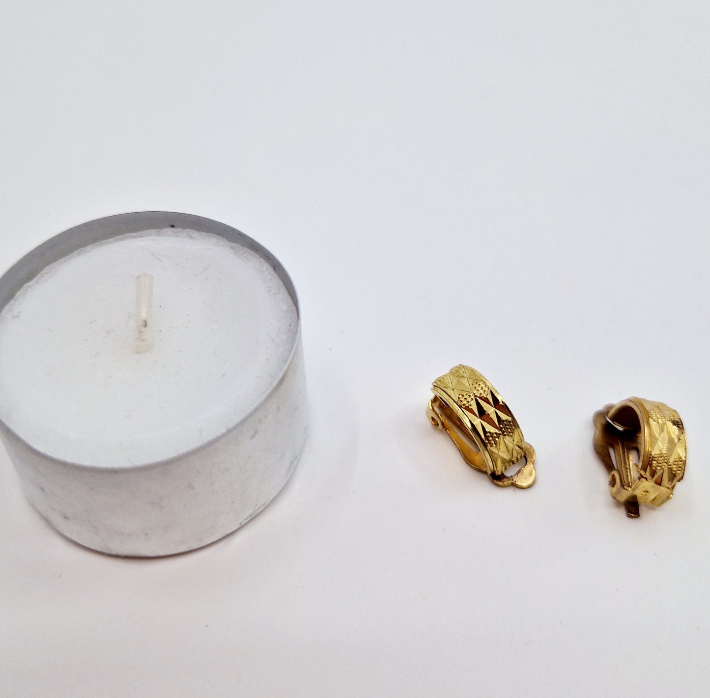 Einzigartige und nachhaltige Vintage Ohrringe, Halbkreise. Unique and sustainable vintage earrings, half circles. Token of scale.