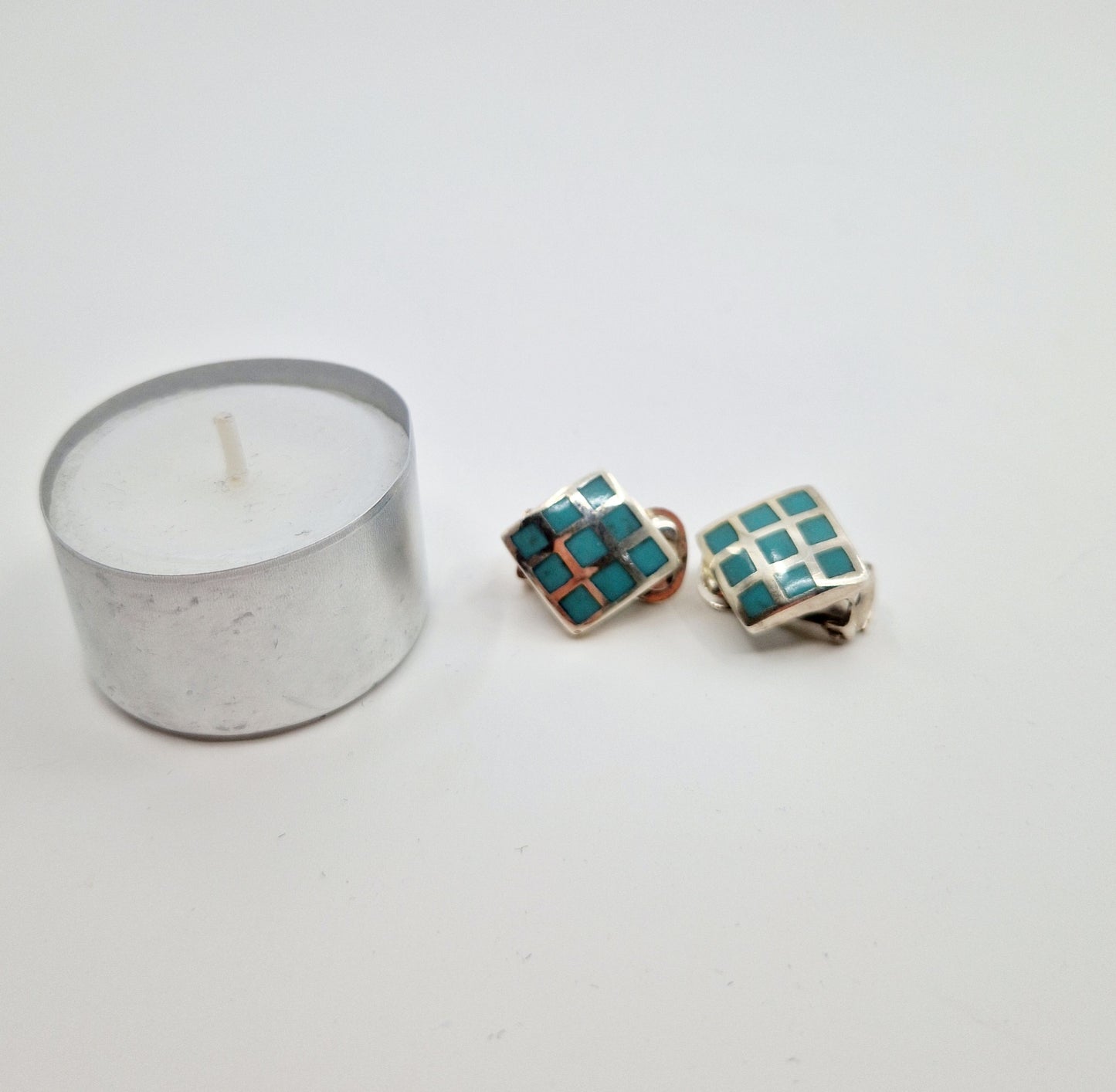 Einzigartige und nachhaltige Vintage Ohrclips in silber-türkis. Unique and sustainable vintage earclips in silver-turquois. Token of scale.