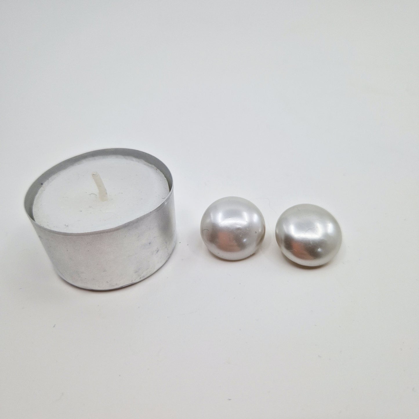 Einzigartige und nachhaltige Vintage Ohrclips, Perlen. Unique and sustainable vintage earclips, pearls. Token of scale.