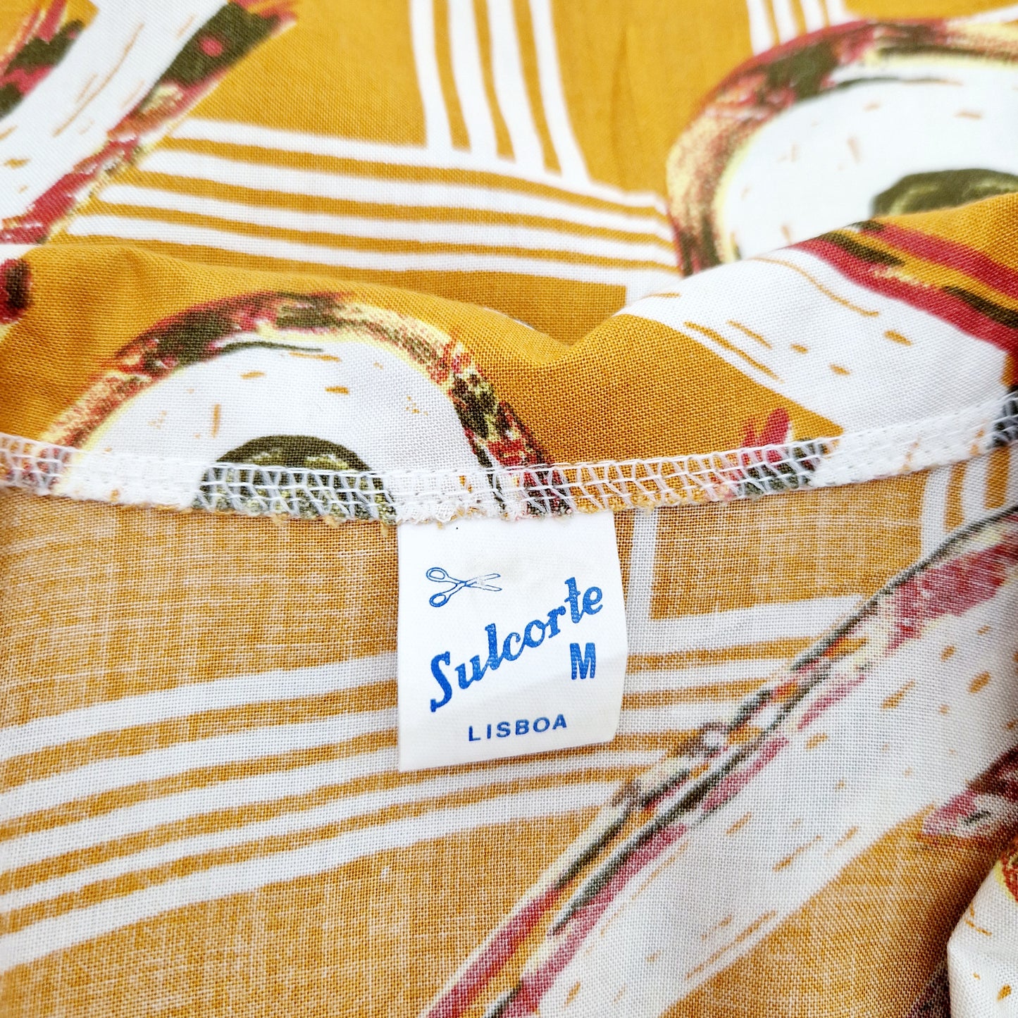 Einzigartiges und nachhaltiges Vintage Kleid in senfgelb. Unique and sustainable vintage dress in mustard. Tag.