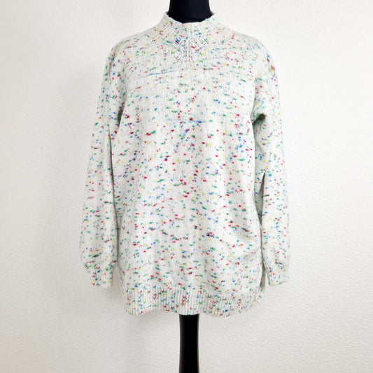 Einzigartiger und nachhaltiger Vintage Pullover in weiss, gesprenkelt. Unique and sustainable vintage pullover in white, speckled. Front.