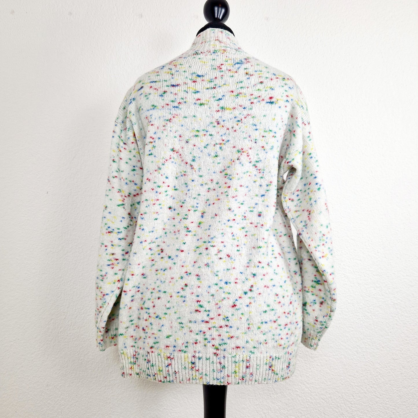 Einzigartiger und nachhaltiger Vintage Pullover in weiss, gesprenkelt. Unique and sustainable vintage pullover in white, speckled. Back.