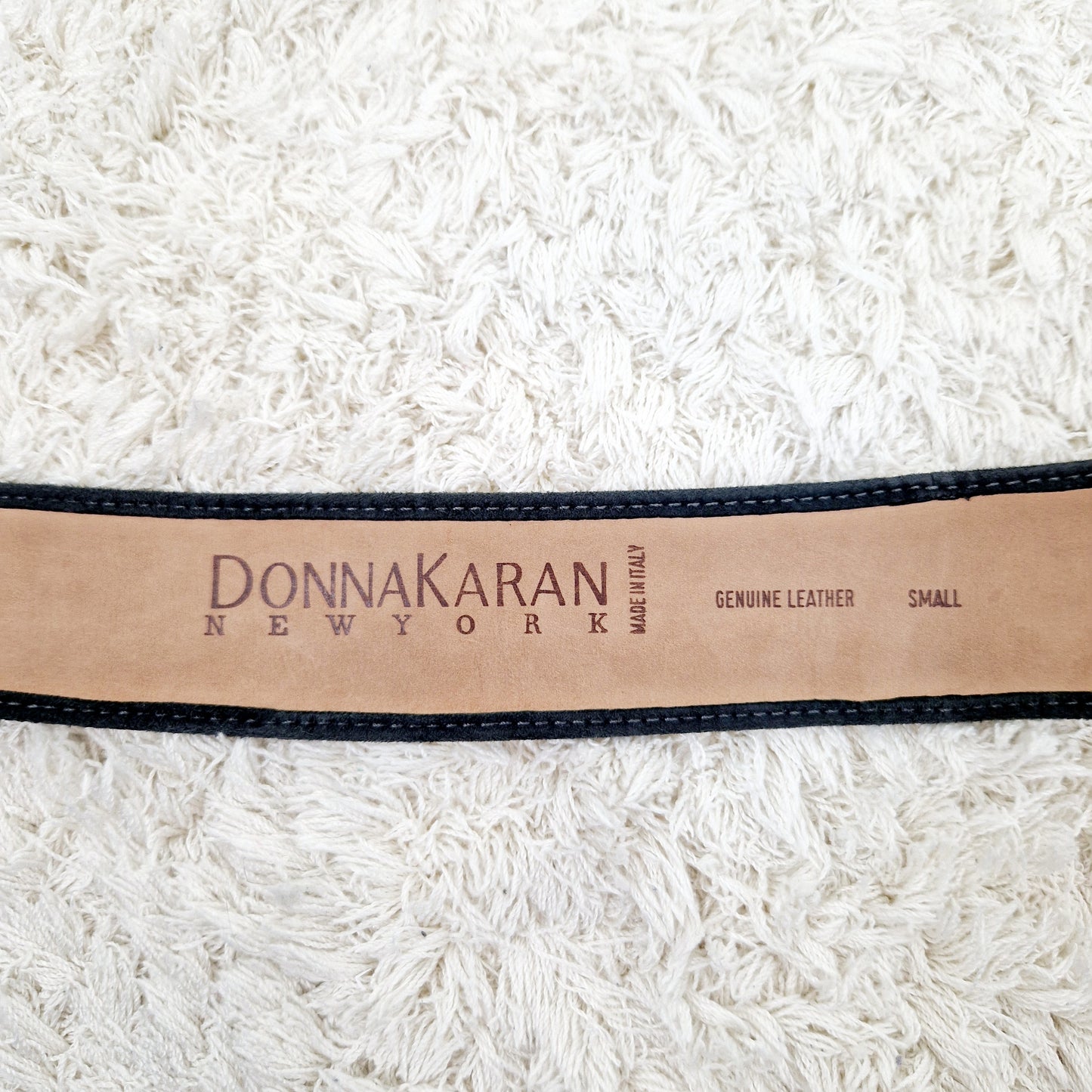 Einzigartiger und nachhaltiger Vintage Gürtel in grau von Donna Karan. Unique and sustainable vintage belt in grey from Donna Karan. Inside.