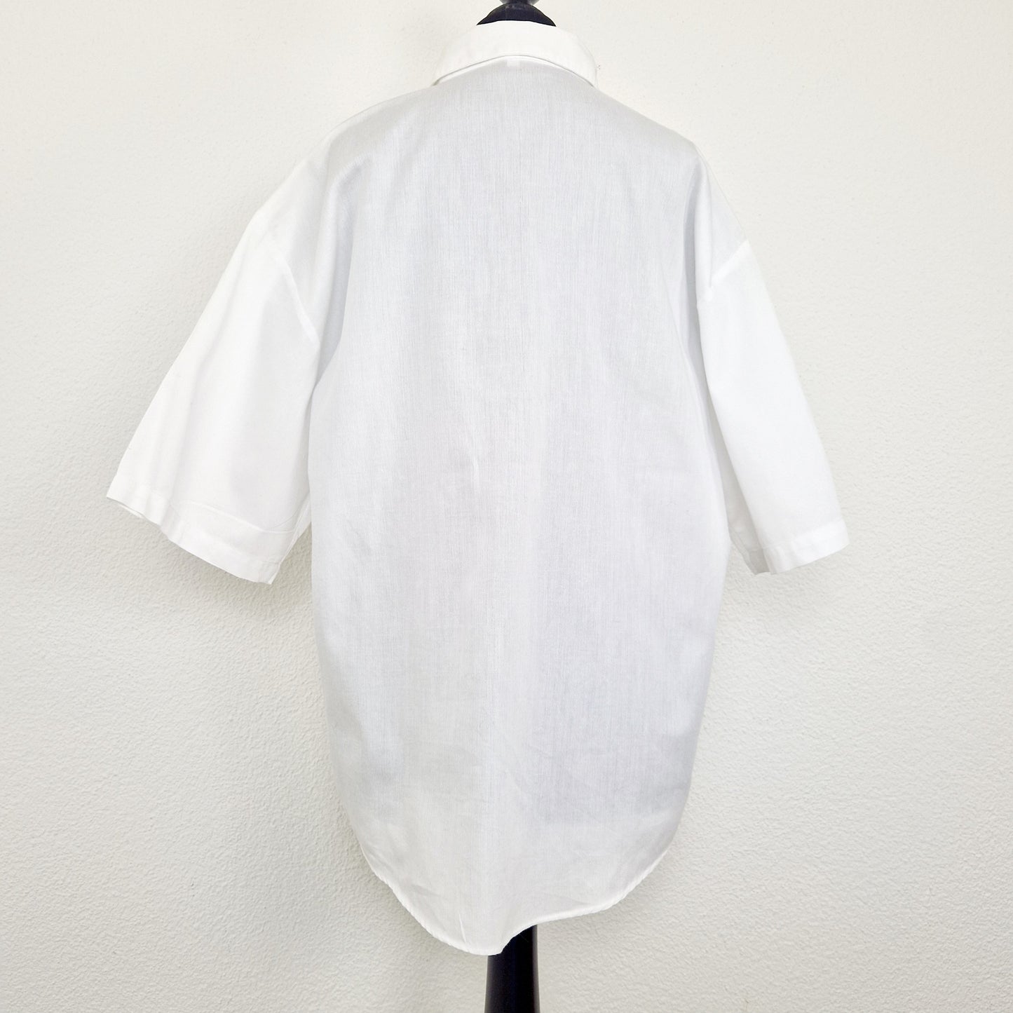 Einzigartige und nachhaltige Vintage Bluse in weiss mit Eichhörnchen. Unique and sustainable vintage blouse in white with squirrel. Back.