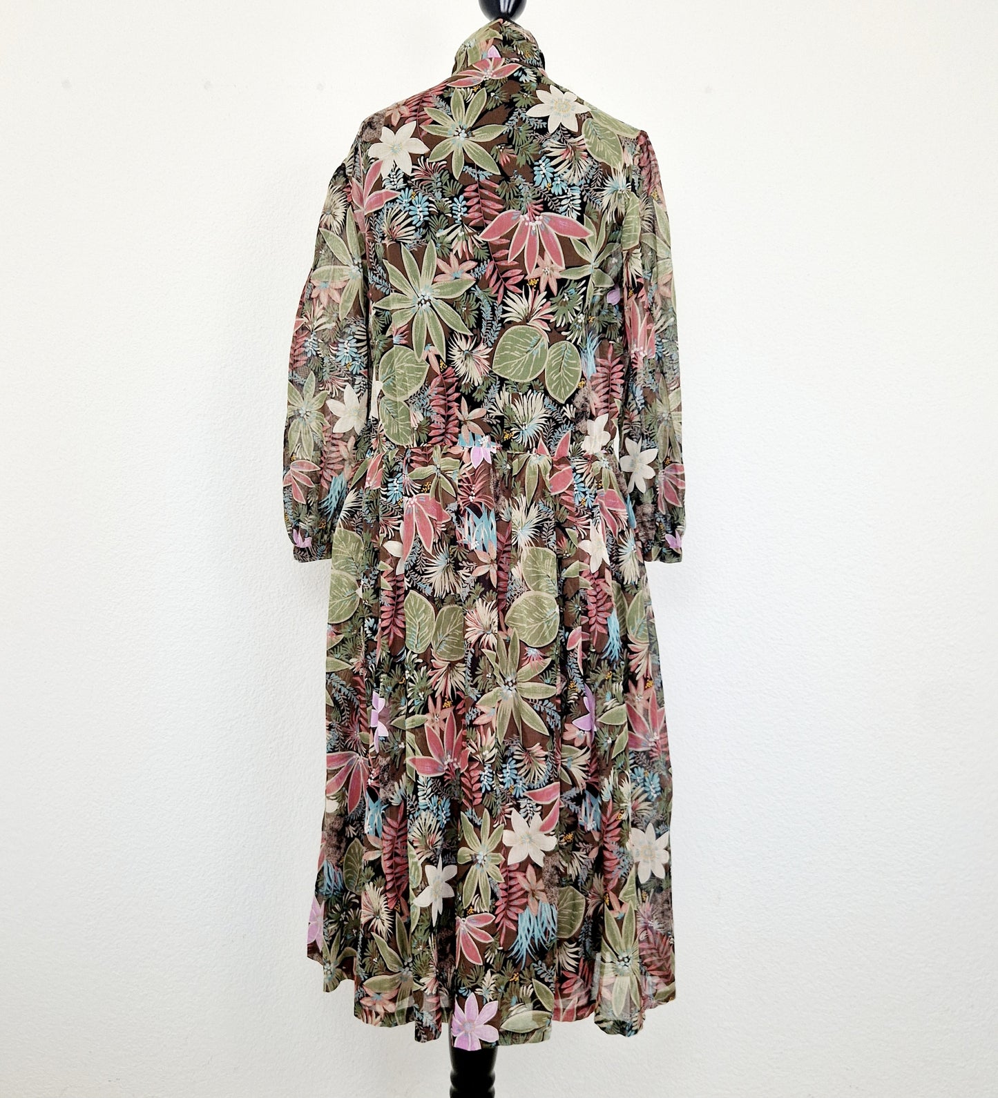 Einzigartiges und nachhaltiges Vintage Kleid in khaki mit Schleife. Unique and sustainable vintage dress in khaki with bow. Back.