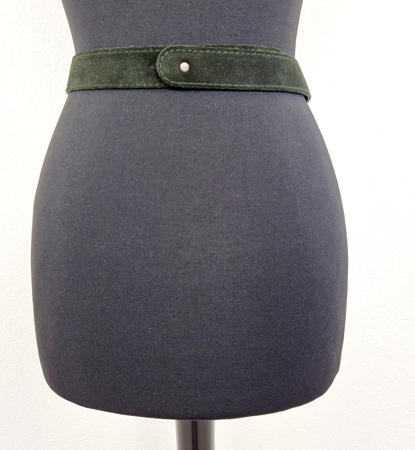 Einzigartiger und nachhaltiges Vintage Gürtel in grün mit Edelweiss. Unique and sustainable vintage belt in green with Edelweiss. Back.