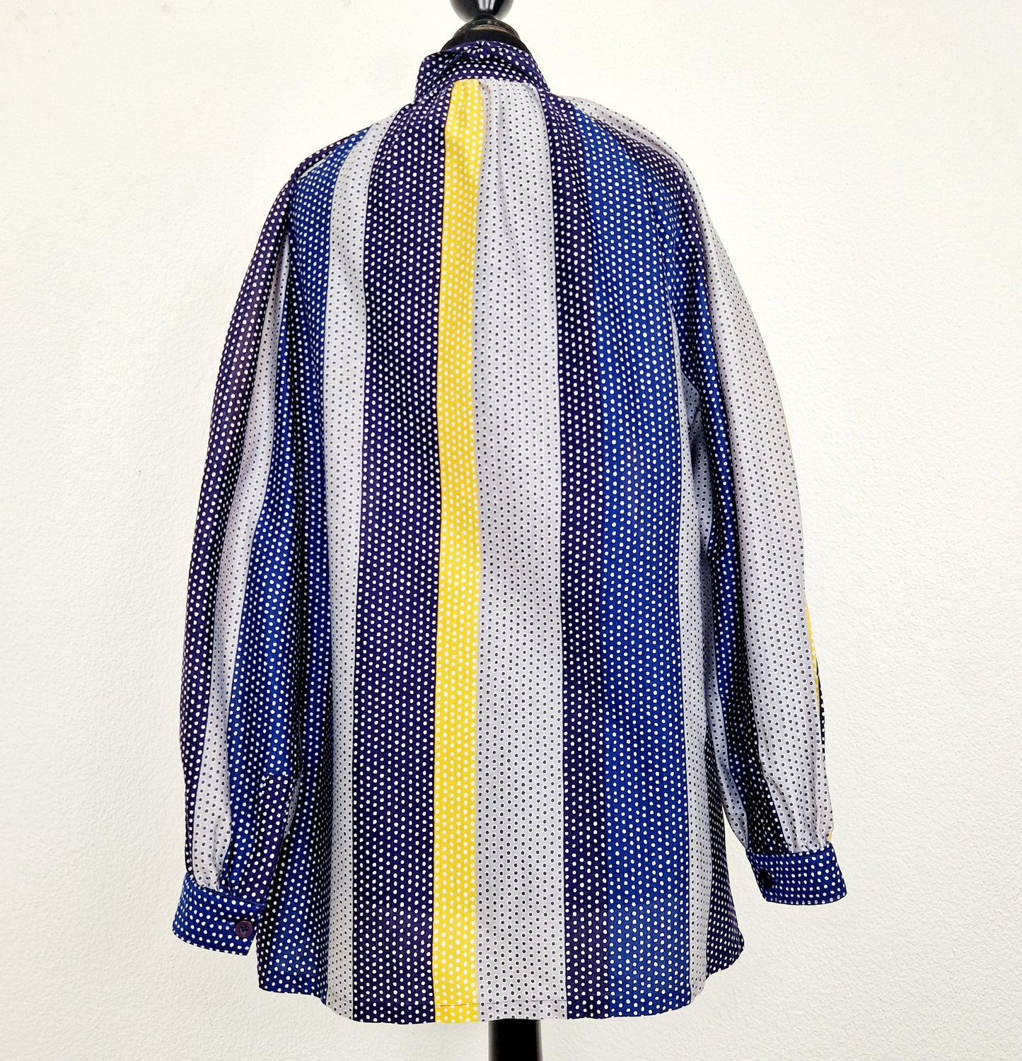 Einzigartige und nachhaltige Vintage Bluse mit Punkten und Schleife. Unique and sustainable vintage blouse with polka dots and a bow. Back.