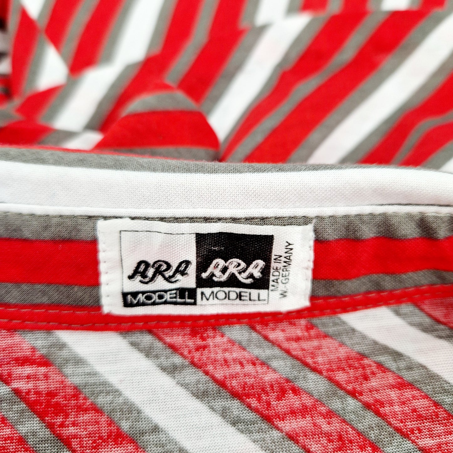 Einzigartiges und nachhaltiges Vintage Set mit Bluse und Rock in rot-weiss. Unique and sustainable vintage set with blouse and skirt in red-white. Tag.