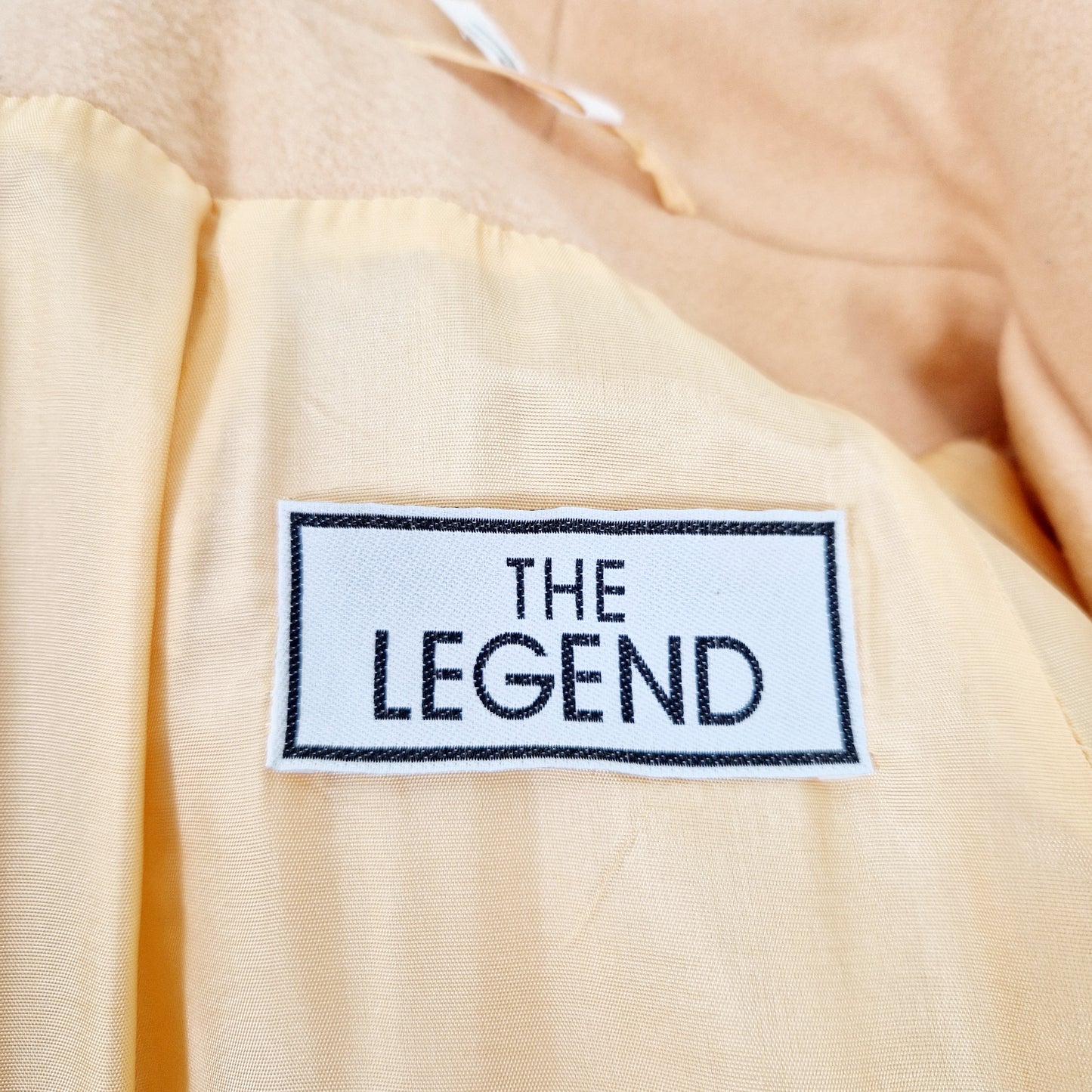 Einzigartiger und nachhaltiger Vintage Mantel in gelb. Unique and sustainable vintage coat in yellow. Tag.