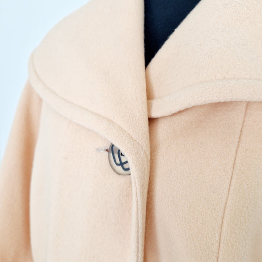 Einzigartiger und nachhaltiger Vintage Mantel in gelb. Unique and sustainable vintage coat in yellow. Close-up.