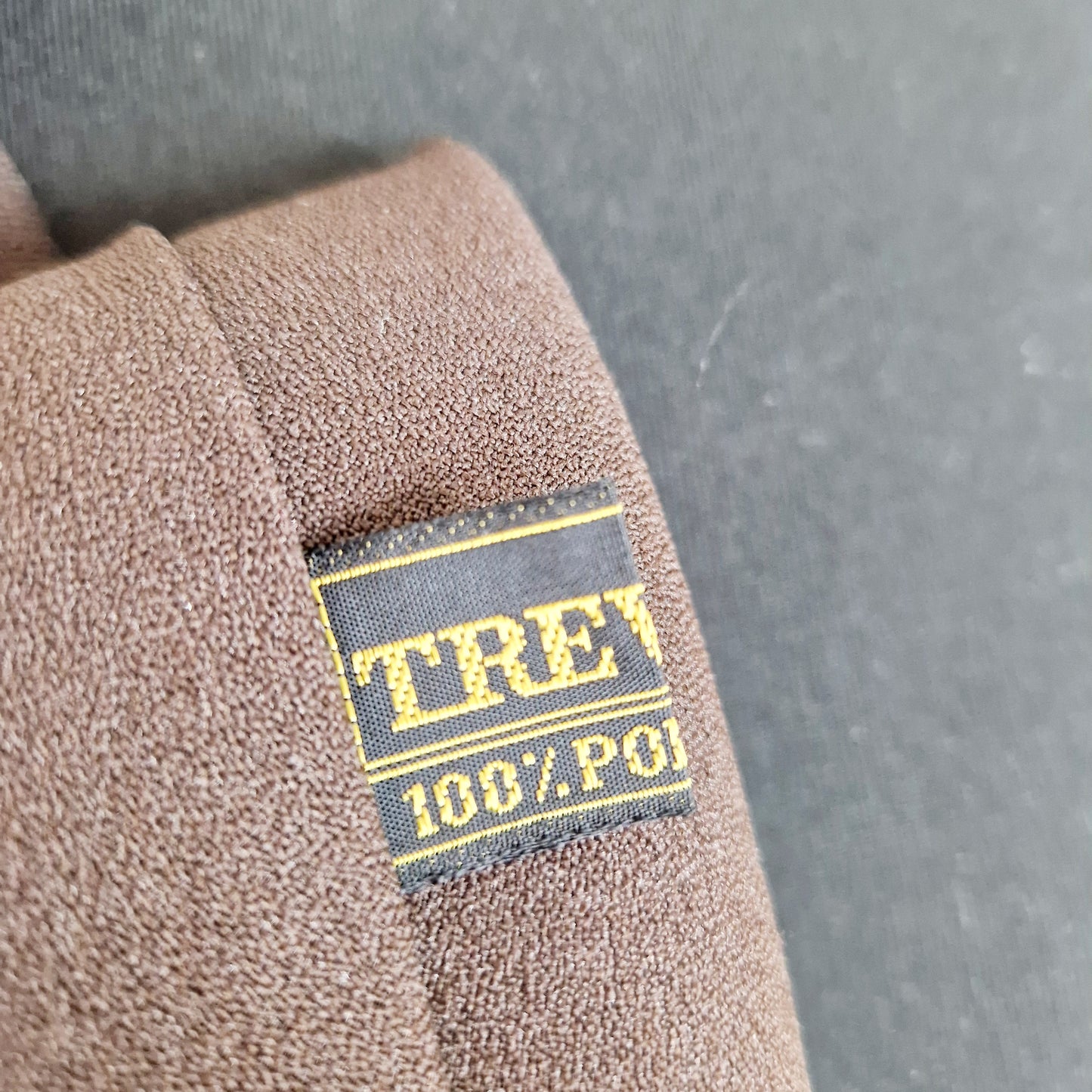 Einzigartige und nachhaltige Vintage Kravatte in braun. Unique and sustainable vintage tie in brown. Tag.
