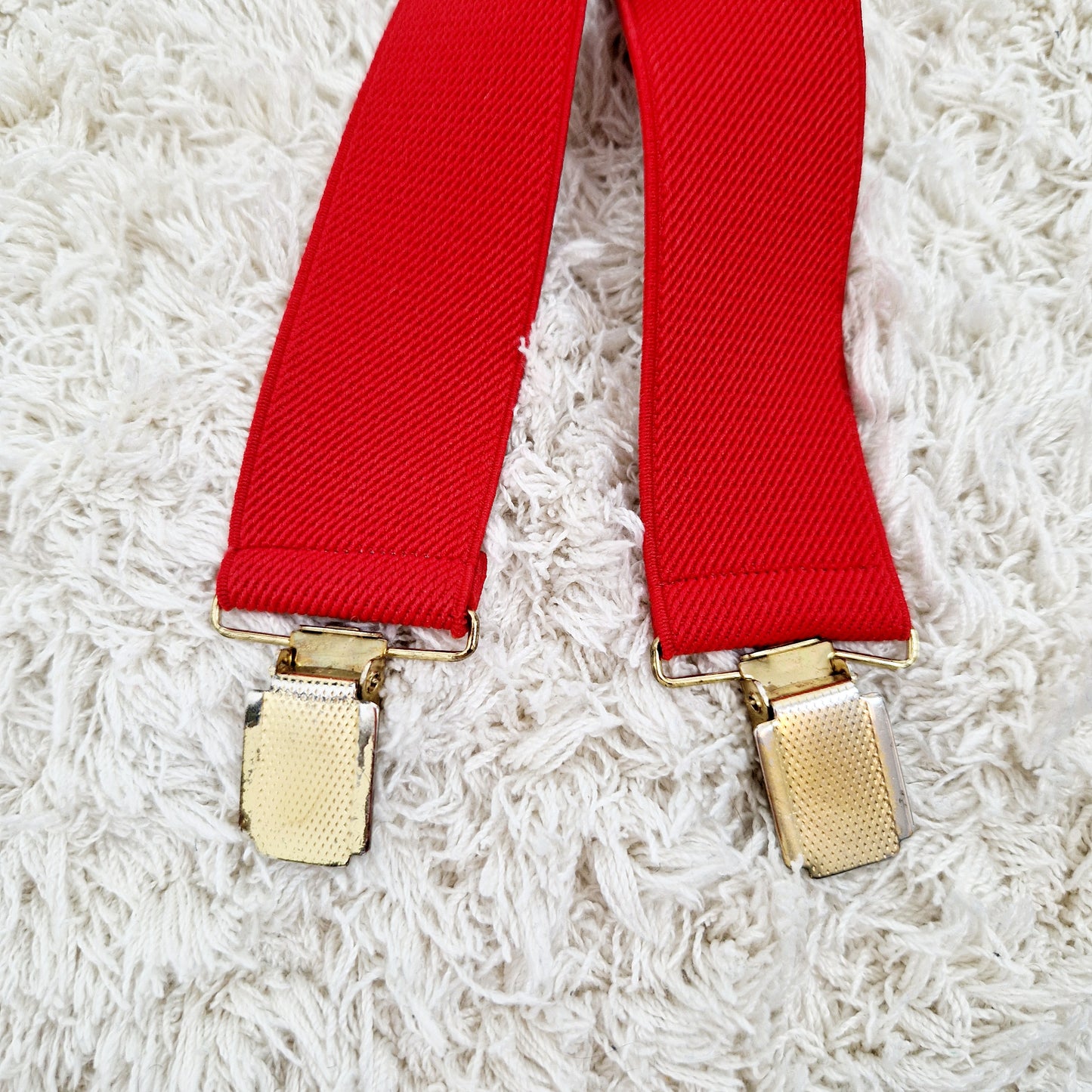 EInzigartige und nachhaltige Vintage Hosenträger in rot. Unique and sustainable vintage suspenders in red. Close-up 3.