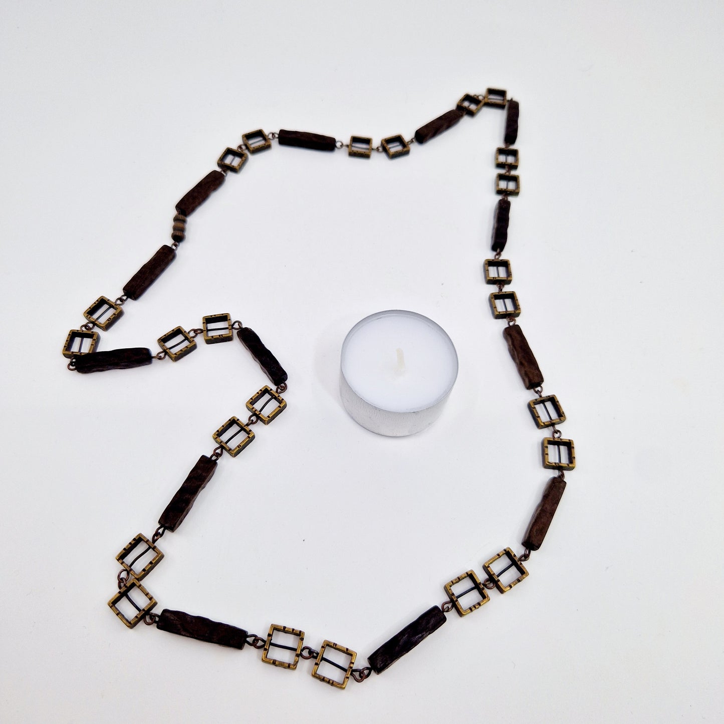 Einzigartige und nachhaltige Vintage Kette mit Messing. Unique and sustainable vintage necklace with brass. Token of scale.