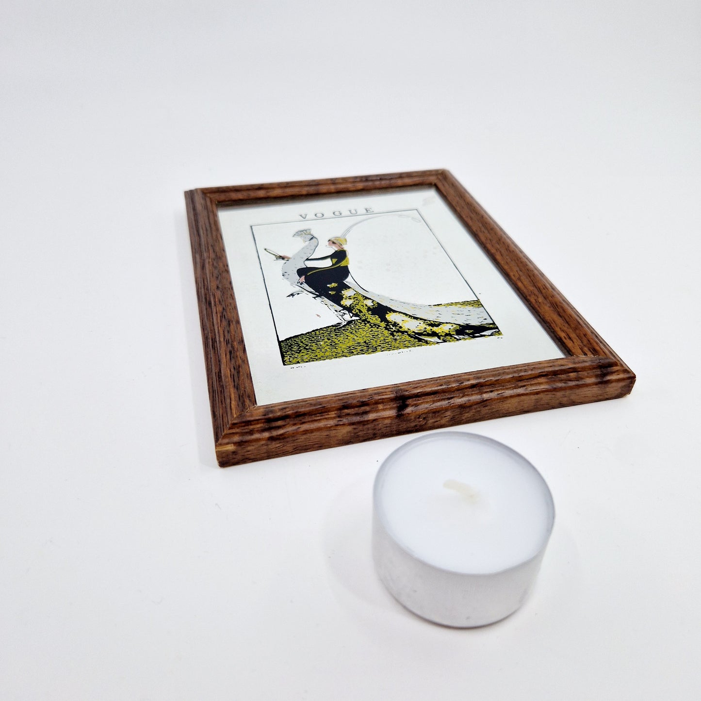 Einzigartiges und nachhaltiges Spiegel-Bild mit Frau im Pfau. Unique and sustainable vintage mirror picture with woman wit peacock. Token of scale.