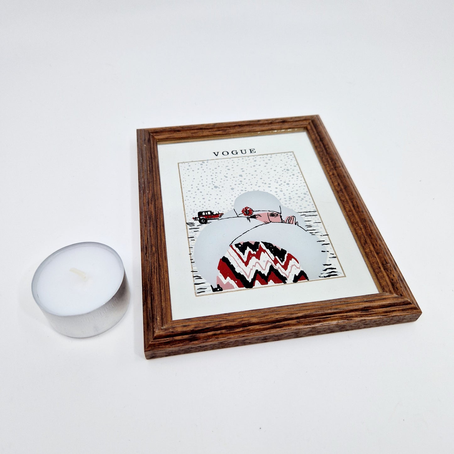 Einzigartiges und nachhaltiges Spiegel-Bild mit Frau im Schee. Unique and sustainable vintage mirror picture with woman in the snow. Token of scale.