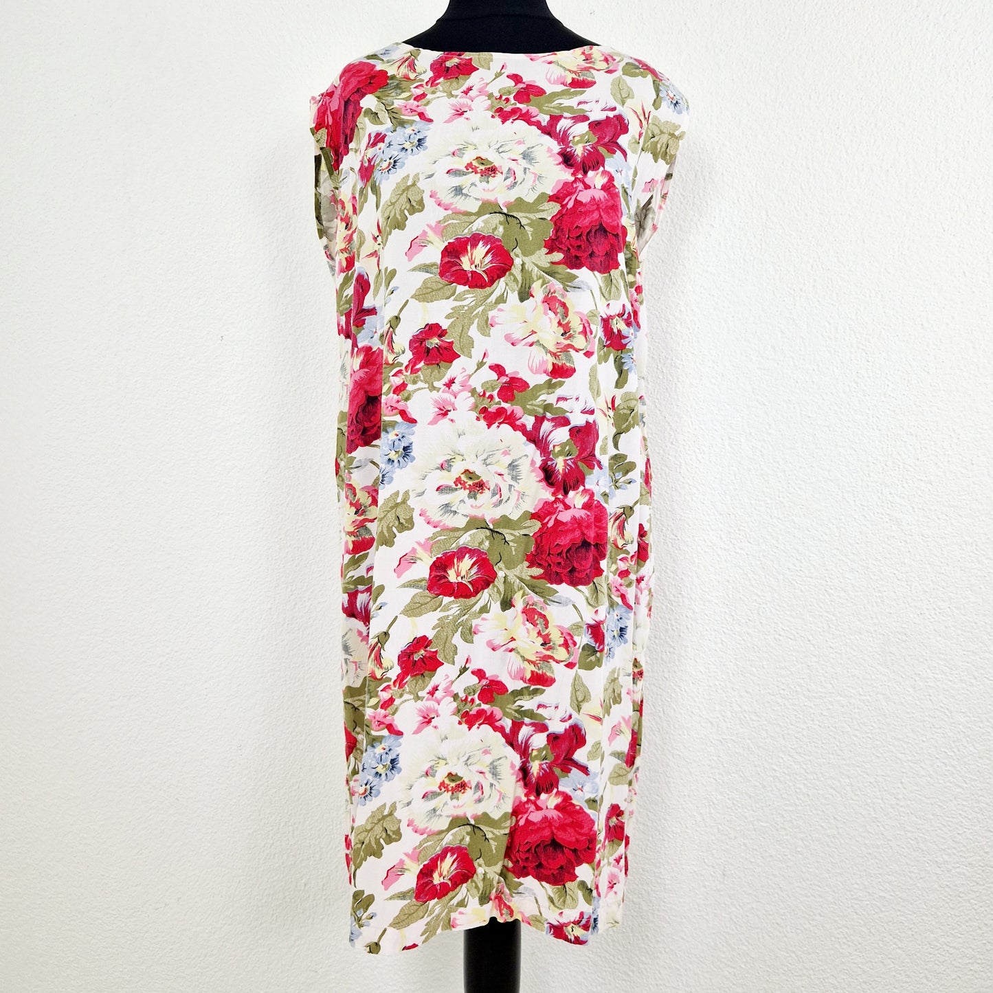 Einzigartiges und nachhaltiges Vintage Kleid, ärmellos, in weiss-rot-grün, mit Blumen. Unique and sustainable vintage dress, sleeveless, in white-red-green, with flowers. Front.