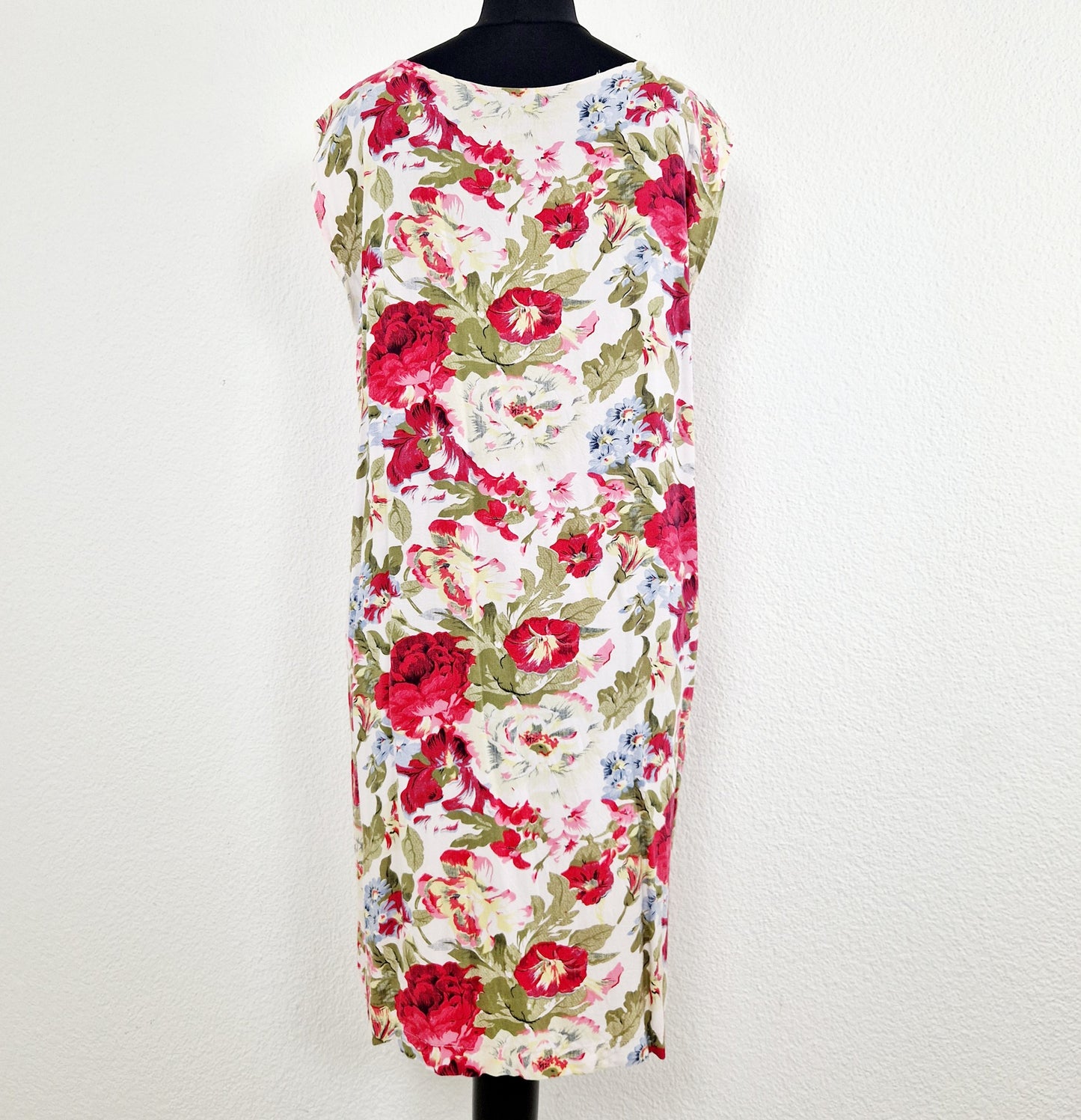 Einzigartiges und nachhaltiges Vintage Kleid, ärmellos, in weiss-rot-grün, mit Blumen. Unique and sustainable vintage dress, sleeveless, in white-red-green, with flowers. Back.
