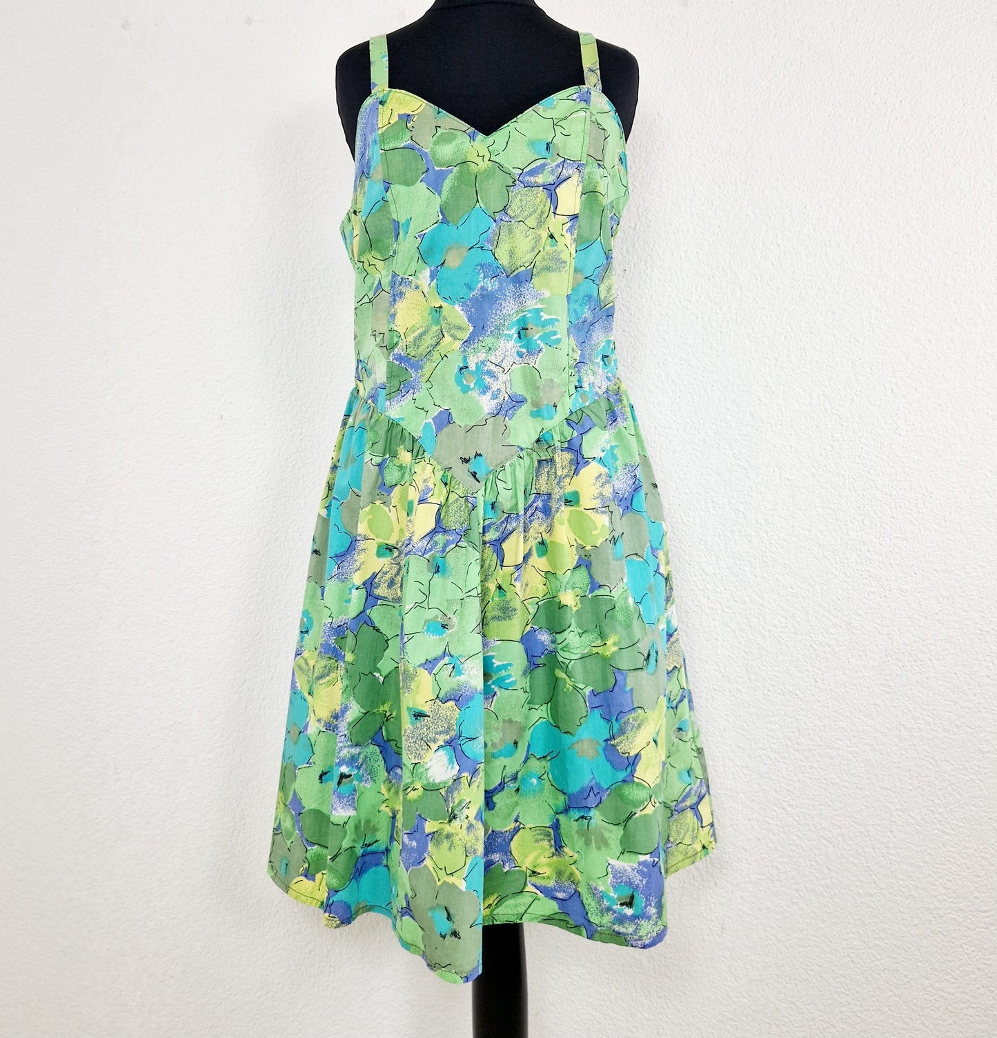 Einzigartiges und nachhaltiges Vintage Kleid, Träger, in hellgrün-türkis-gelb, mit Blumen. Unique and sustainable vintage dress, straps, in light green-turquois-yellow with flowers. Front.