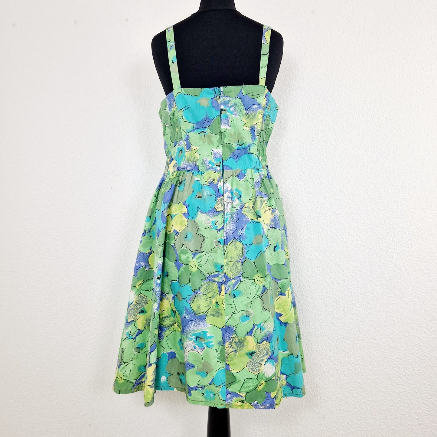 Einzigartiges und nachhaltiges Vintage Kleid, Träger, in hellgrün-türkis-gelb, mit Blumen. Unique and sustainable vintage dress, straps, in light green-turquois-yellow with flowers. Back.