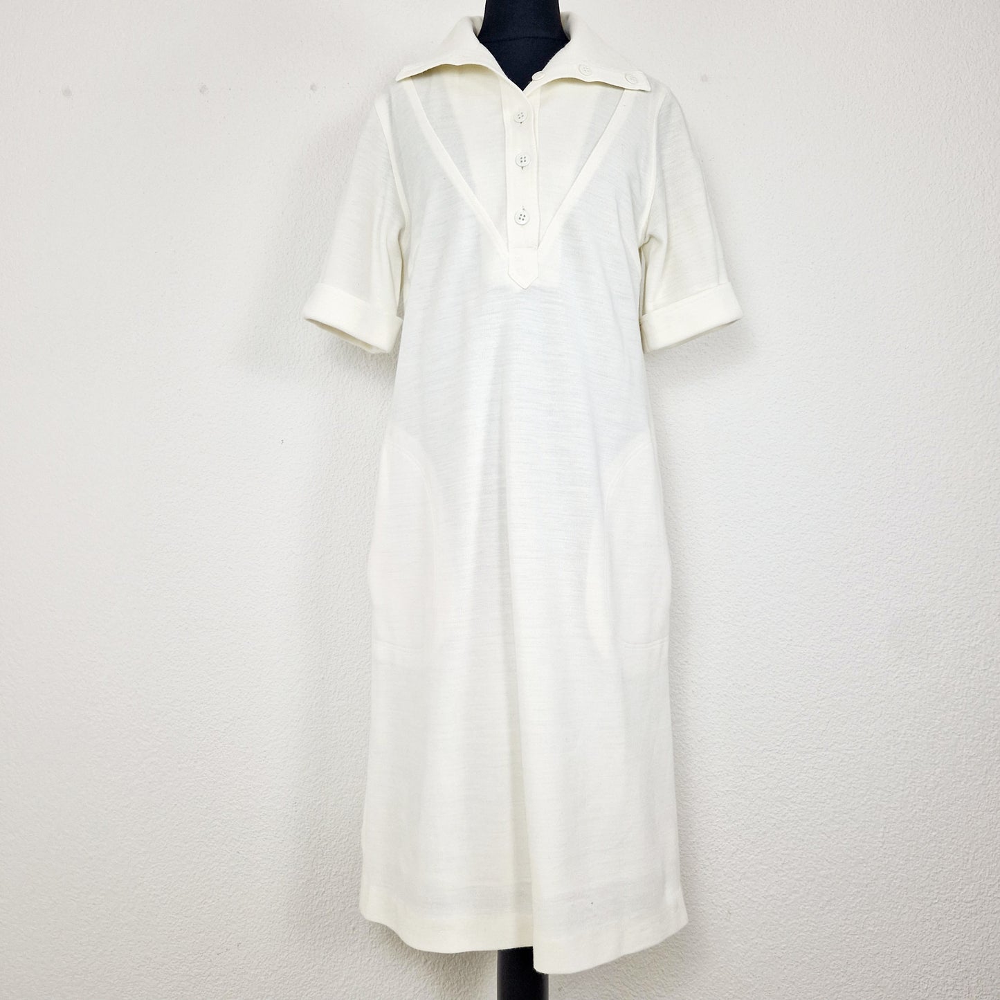 Einzigartiges und nachhaltiges Vintage Kleid, Kurzarm, in weiss. Unique and sustainable vintage dress, short sleeves, white. Front.