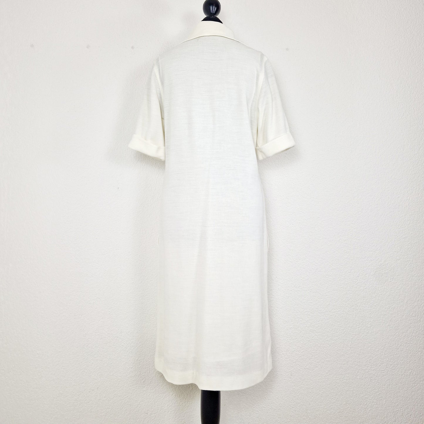 Einzigartiges und nachhaltiges Vintage Kleid, Kurzarm, in weiss. Unique and sustainable vintage dress, short sleeves, white. Back.