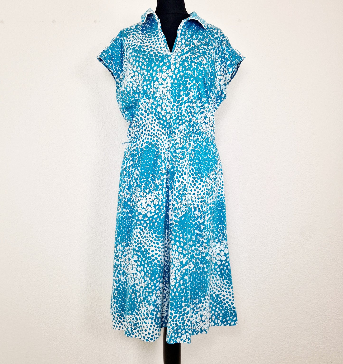 Einzigartiges und nachhaltiges Vintage Kleid, Kurzarm, in türkis-weiss mit Blumen. Unique and sustainable vintage dress, short sleeves, in turquoise-white with flowers. Front.