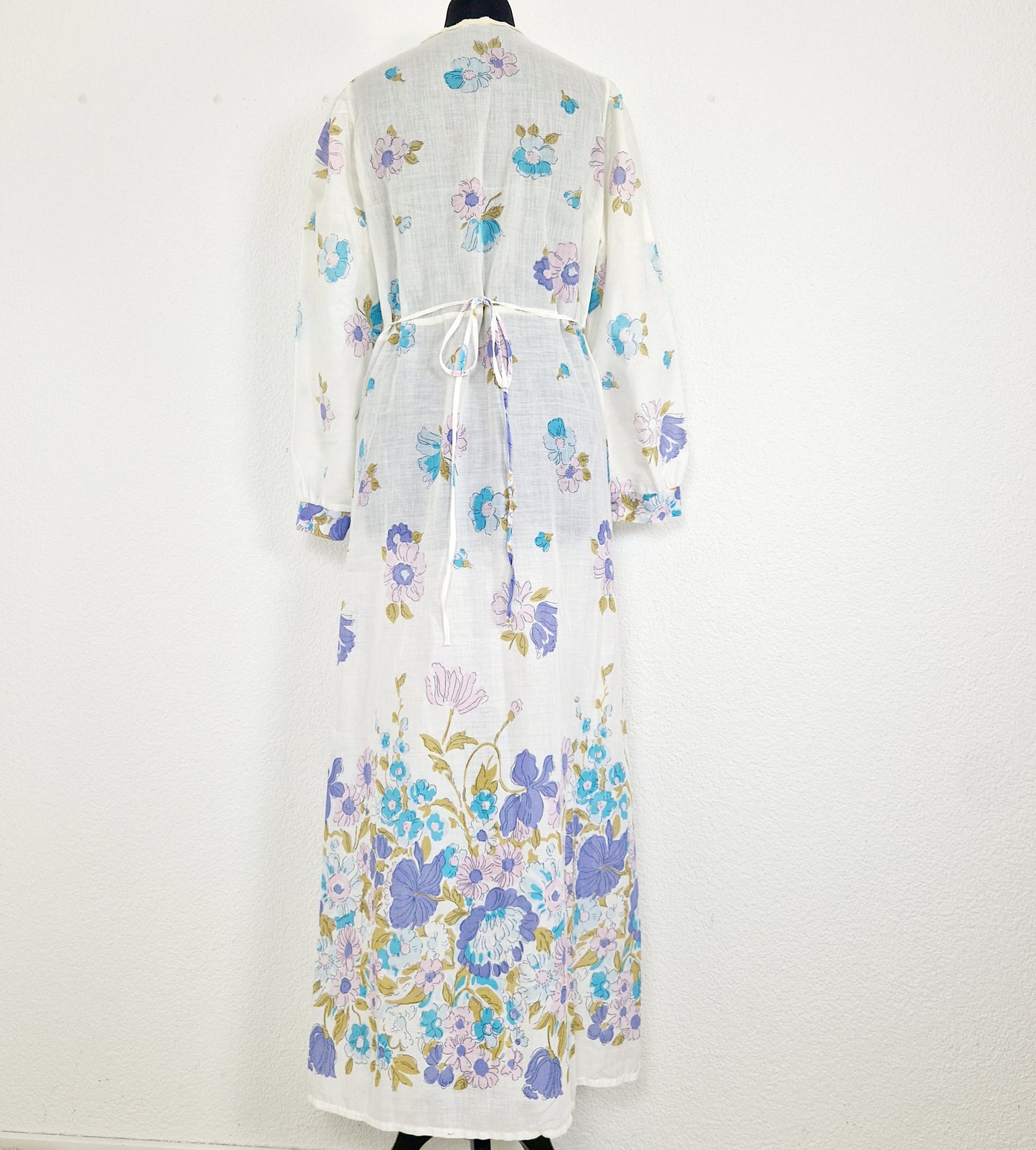 Einzigartiges und nachhaltiges Vintage Nachthemd mit Blumen. Unique and sustainable vintage nightgown with flowers. Back.