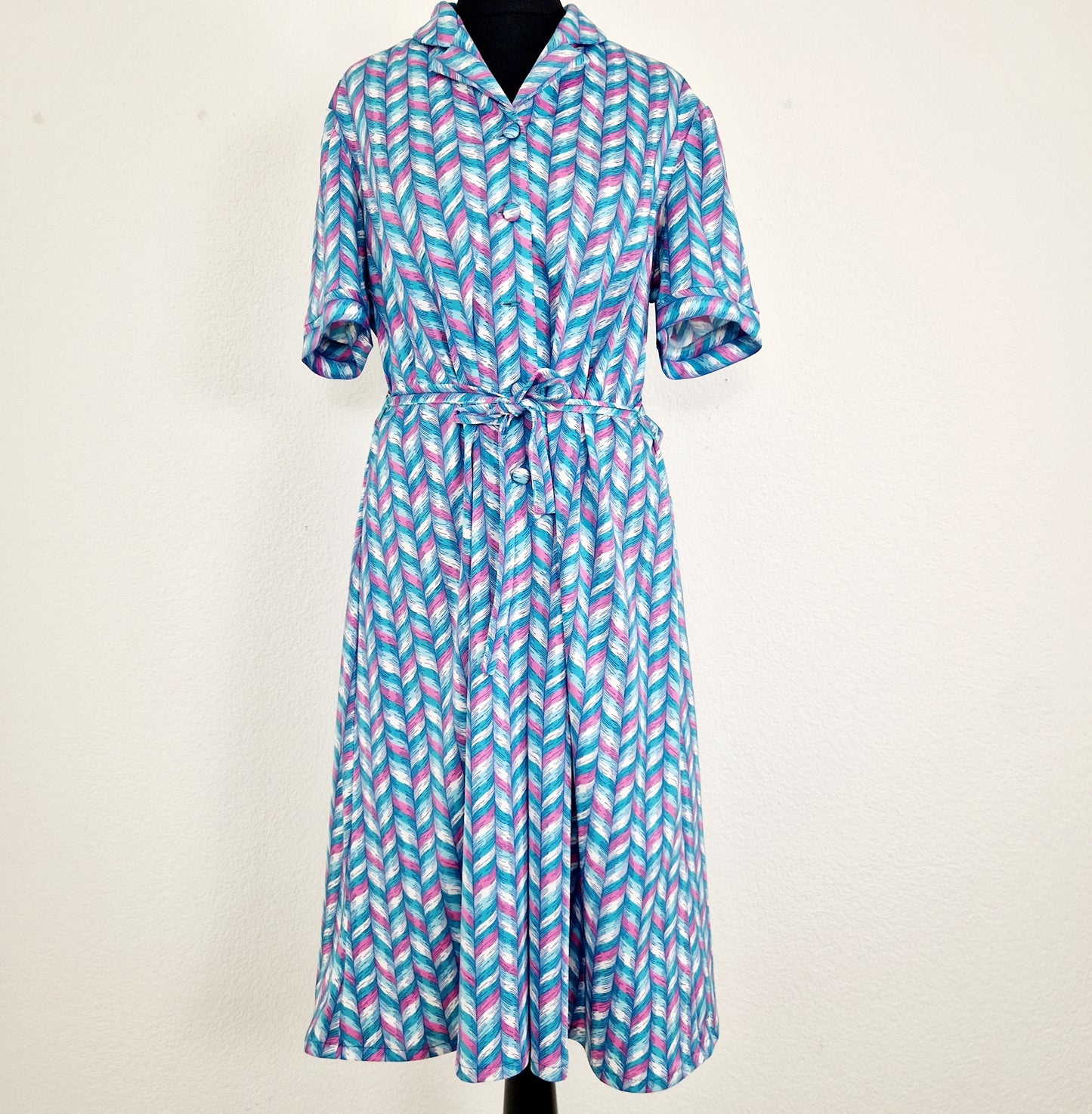 Einzigartiges und nachhaltiges Vintage Kleid, Kurzarm, in türkis-weiss-pink, geometrisch. Unique and sustainable vintage dress, shortsleeved, in turquois-white-pink, geometric. Front.