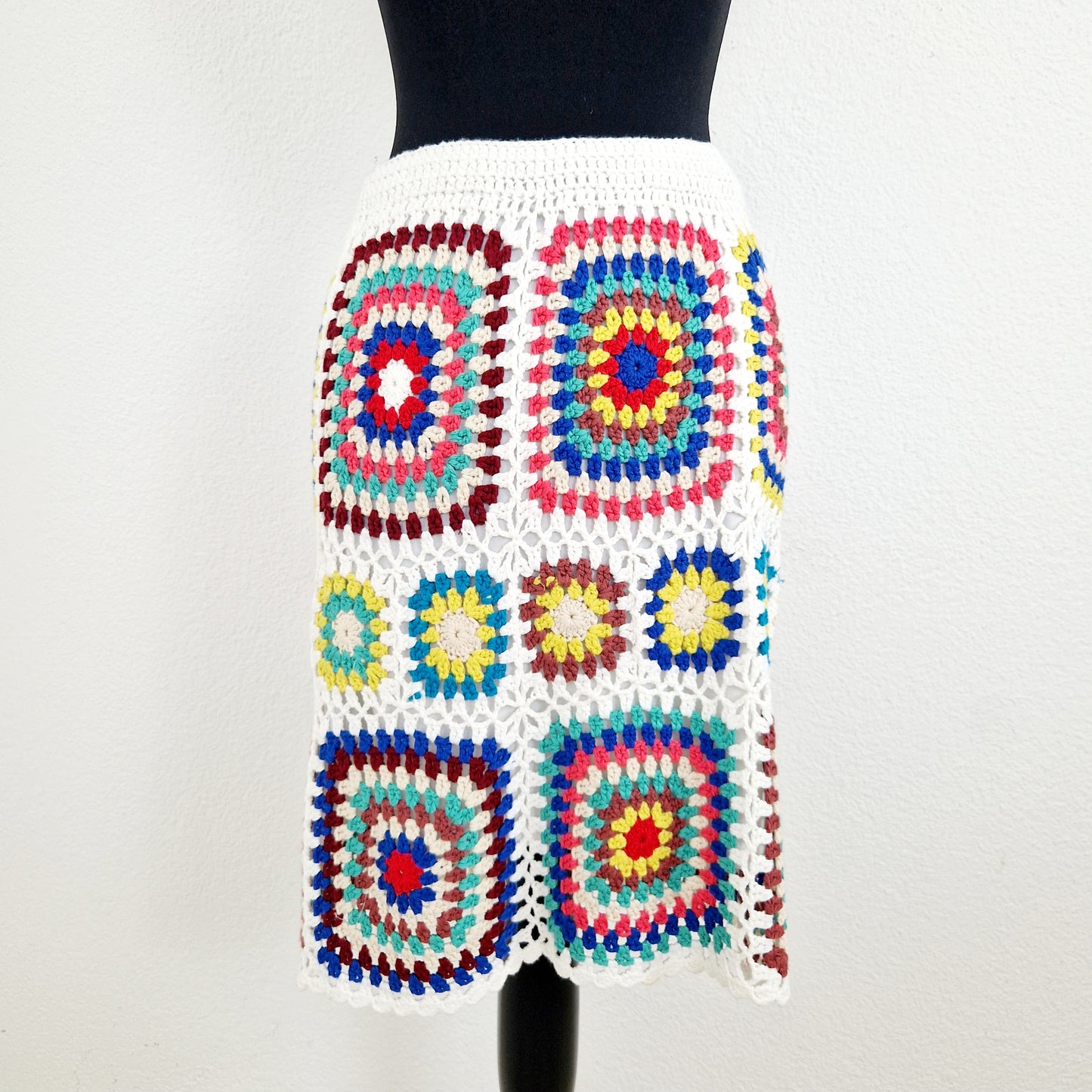 Einzigartiger und nachhaltiger Vintage Rock in weiss in Häckeloptik. Unique and sustainable vintage skirt in white in a crochet style. Back.