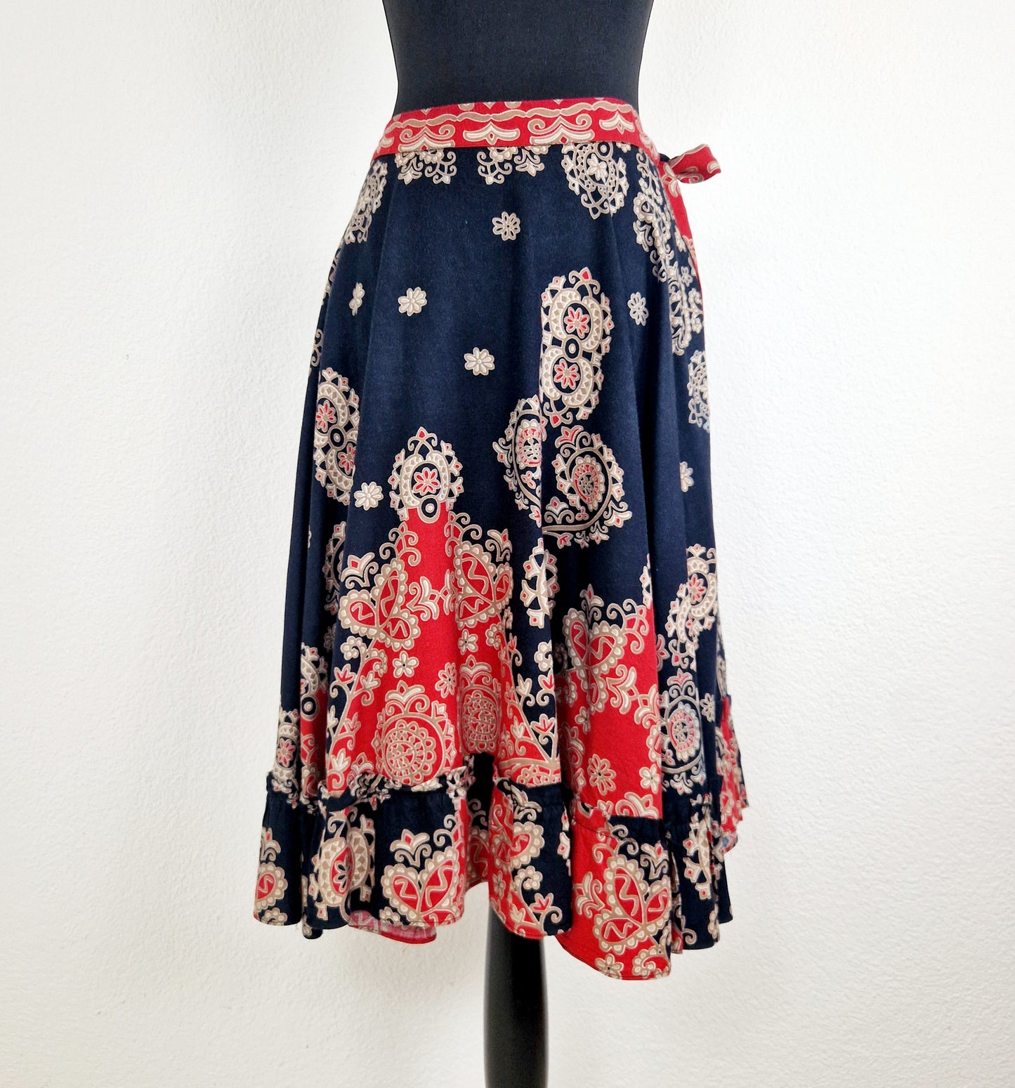 Einzigartiger und nachhaltiger Vintage Rock in rot-schwarz. Unique and sustainable vintage skirt in red-black. Back.