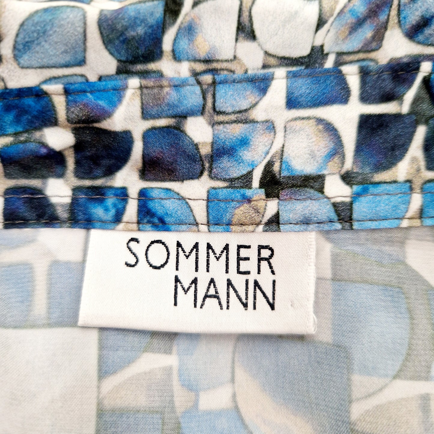 Einzigartige und nachhaltige Vintage Bluse in blau-grau-weiss. Unique and sustainable vintage blouse in blue-grey-white. Tag.