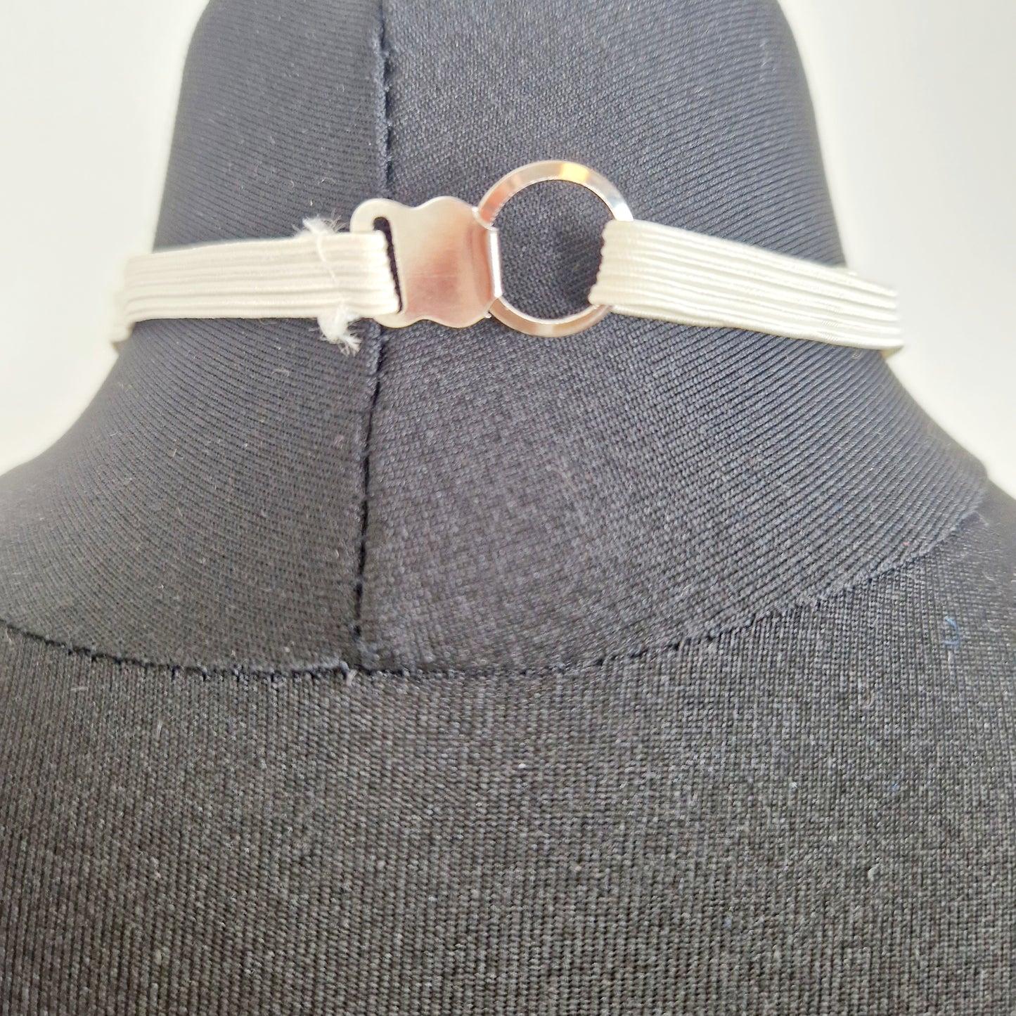 Einzigartige und nachhaltige Vintage Krawatte in braun-beige mit Gummizug. Unique and sustainable vintage tie in brown-beige with clip-on tie. Back.