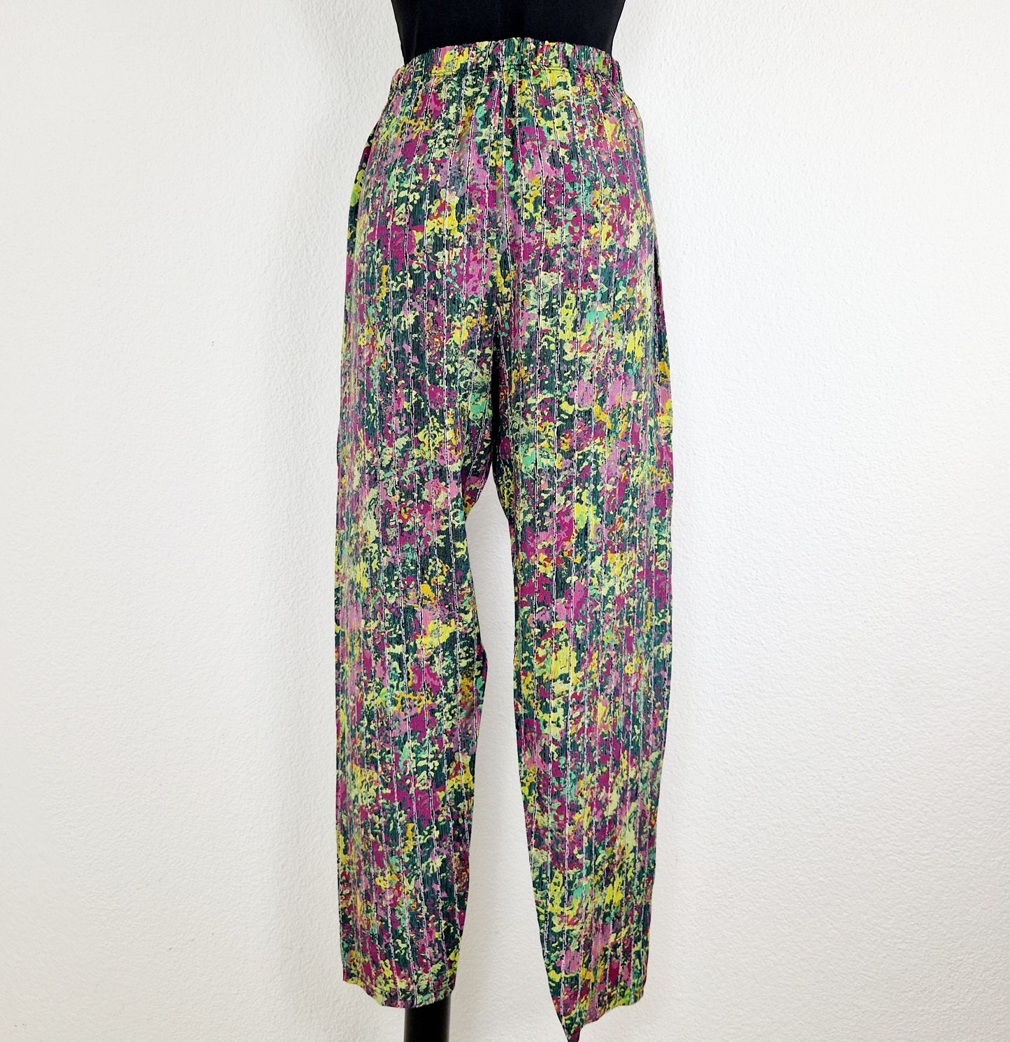 Einzigartige und nachhaltige Vintage Hose in grün-pink. Unique and sustainable vintage pants in green-pink. Back.