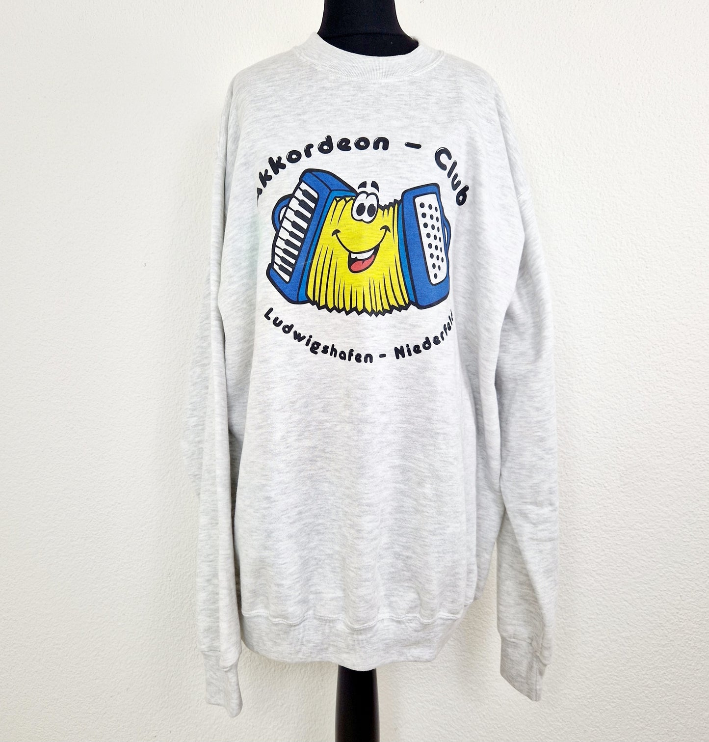 Einzigartiger und nachhaltiger Vintage Sweater mit Akordeon. Unique and sustainable vintage sweater with accordion. Front.